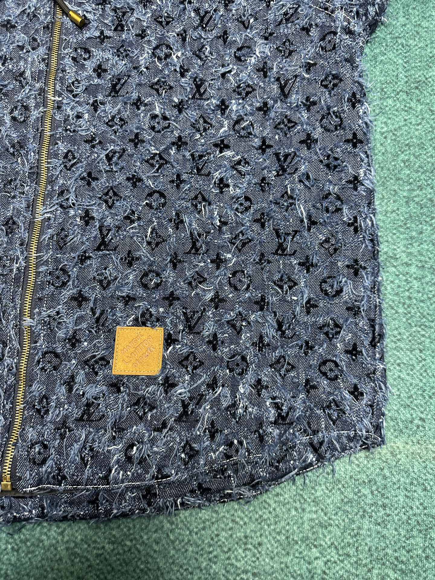 驴家 25ss新款连帽衫依托路易威登精湛匠艺，于丹宁布呈现粗花呢般的 Damier 纹理，其间描绘全幅 