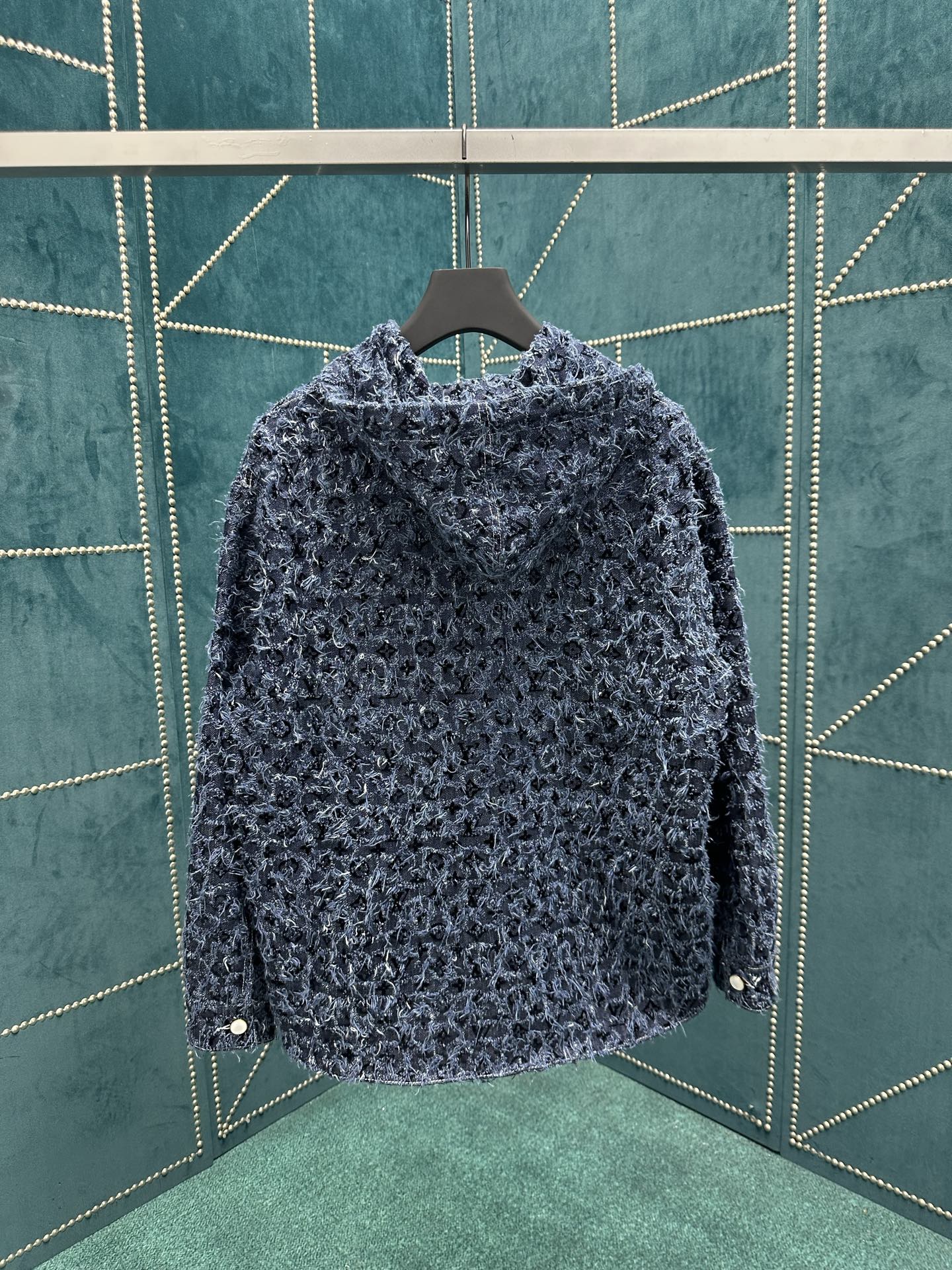 驴家 25ss新款连帽衫依托路易威登精湛匠艺，于丹宁布呈现粗花呢般的 Damier 纹理，其间描绘全幅 