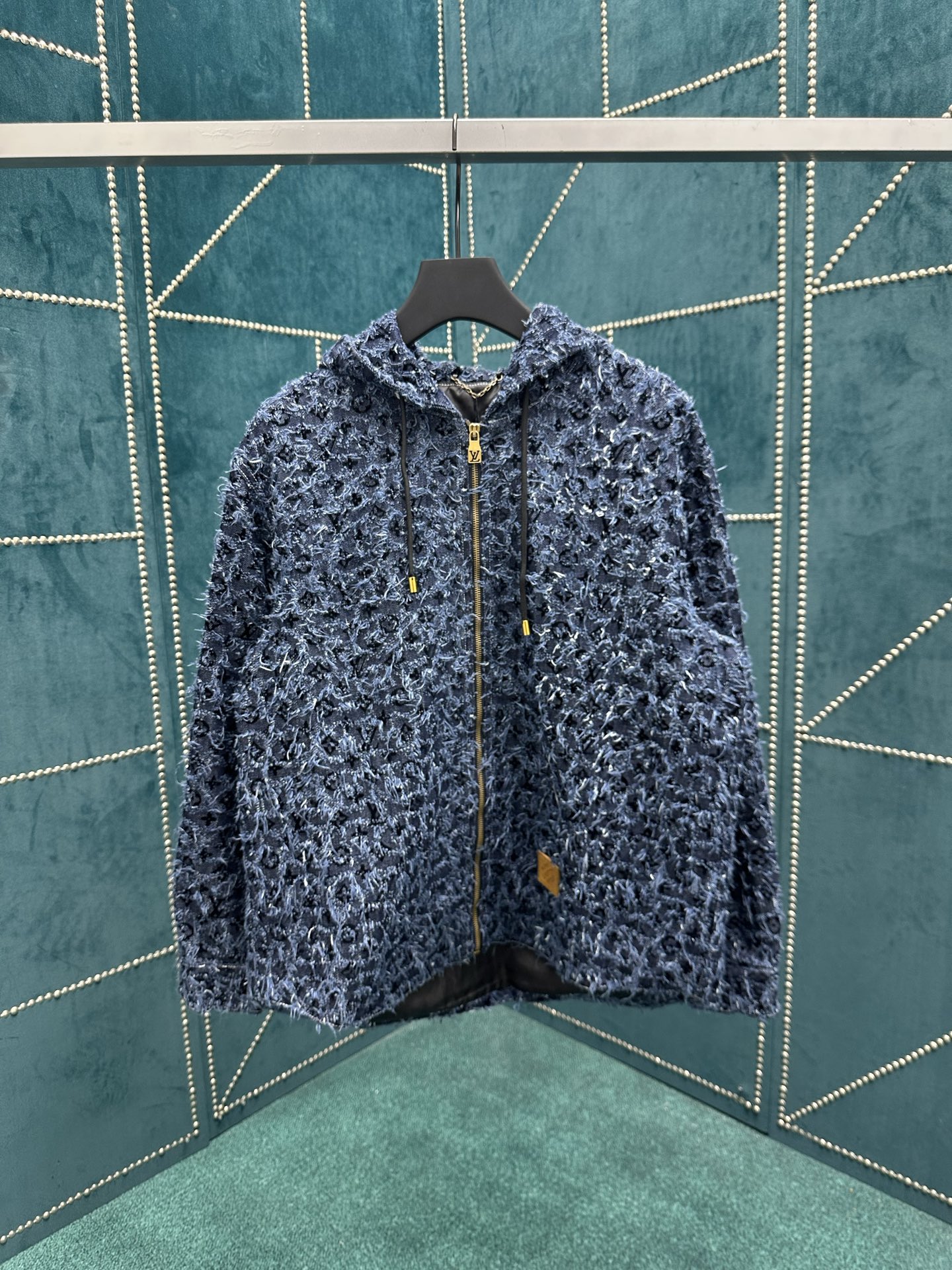 驴家 25ss新款连帽衫依托路易威登精湛匠艺，于丹宁布呈现粗花呢般的 Damier 纹理，其间描绘全幅 