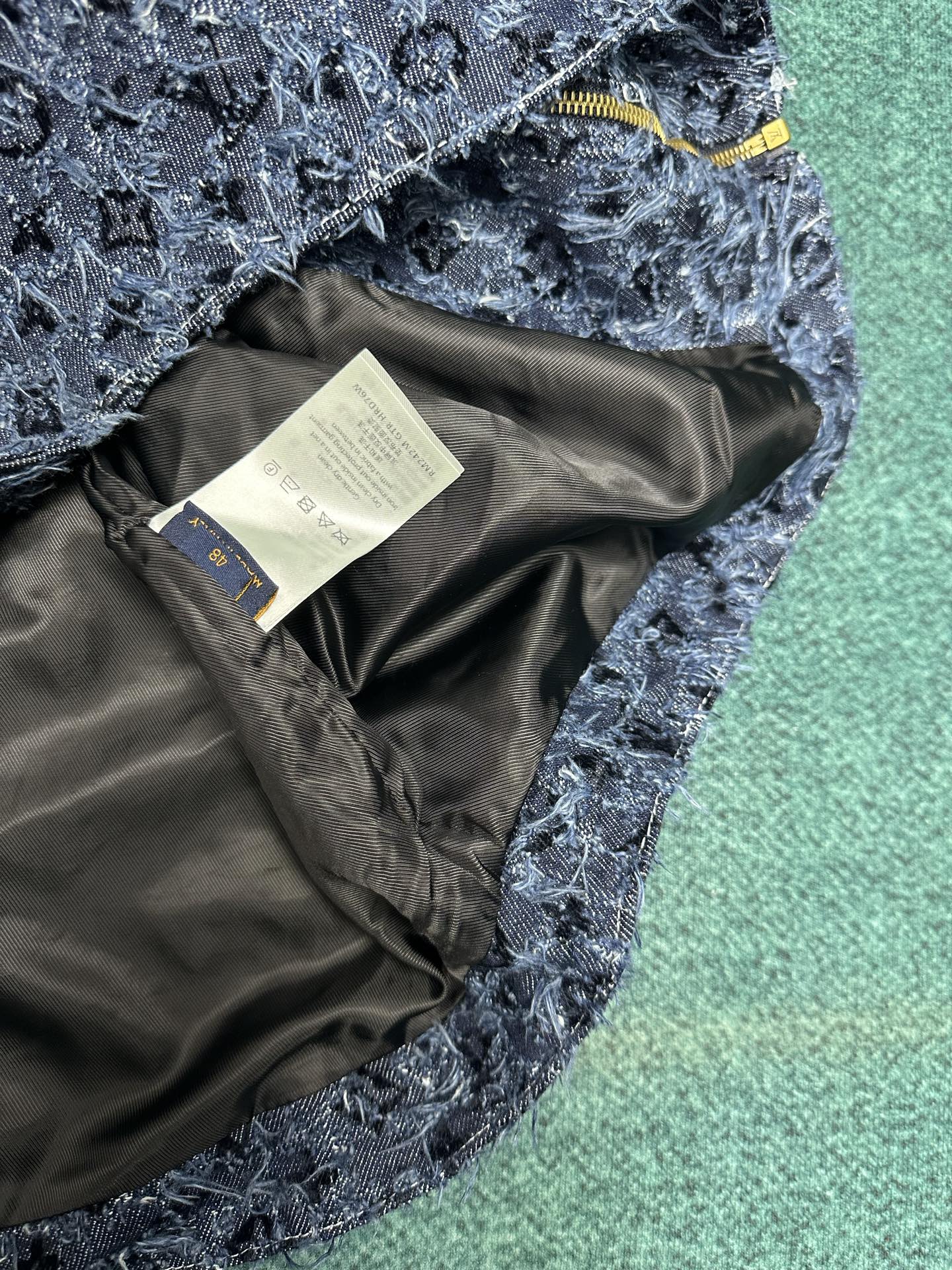 驴家 25ss新款连帽衫依托路易威登精湛匠艺，于丹宁布呈现粗花呢般的 Damier 纹理，其间描绘全幅 