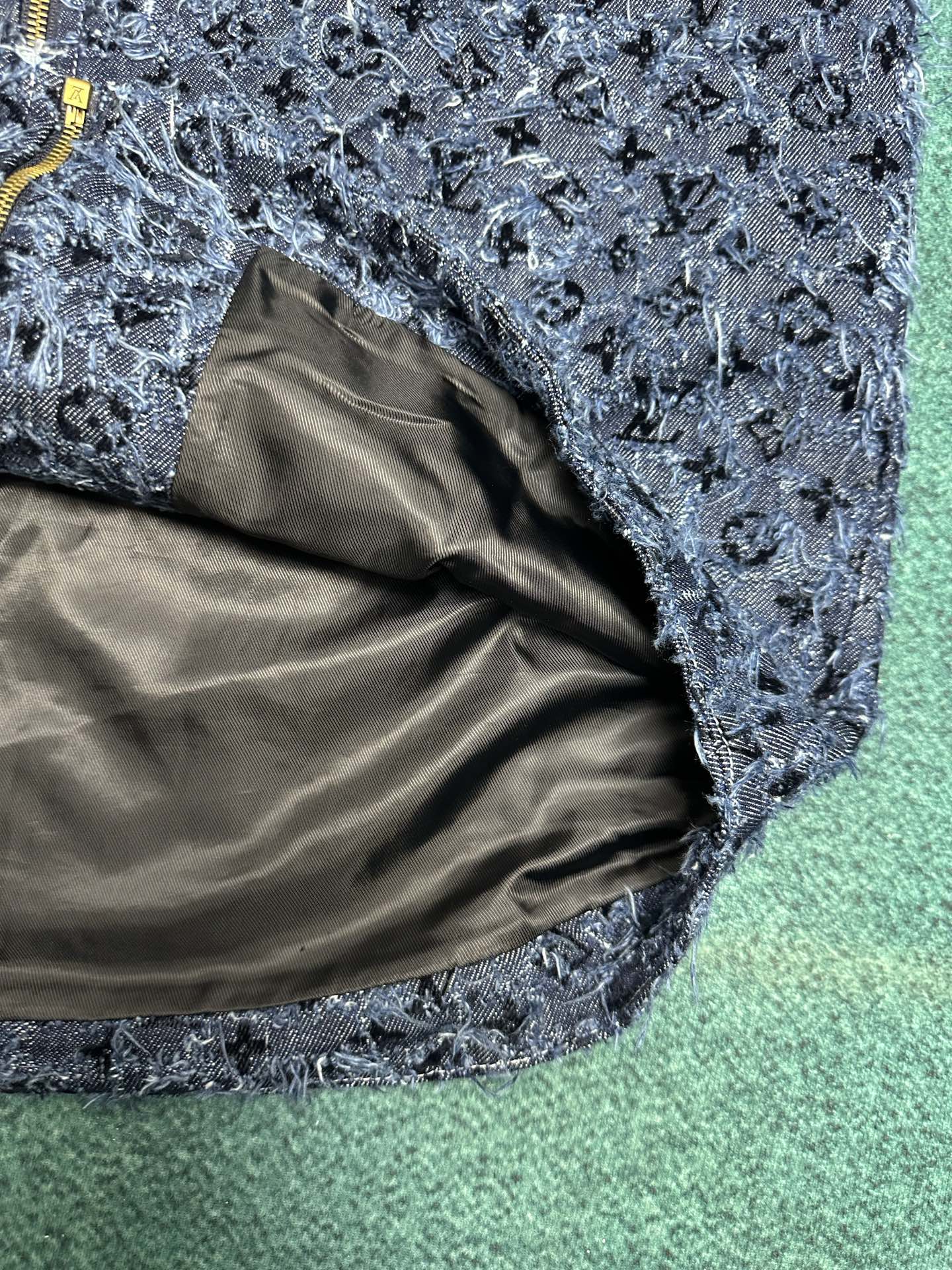 驴家 25ss新款连帽衫依托路易威登精湛匠艺，于丹宁布呈现粗花呢般的 Damier 纹理，其间描绘全幅 