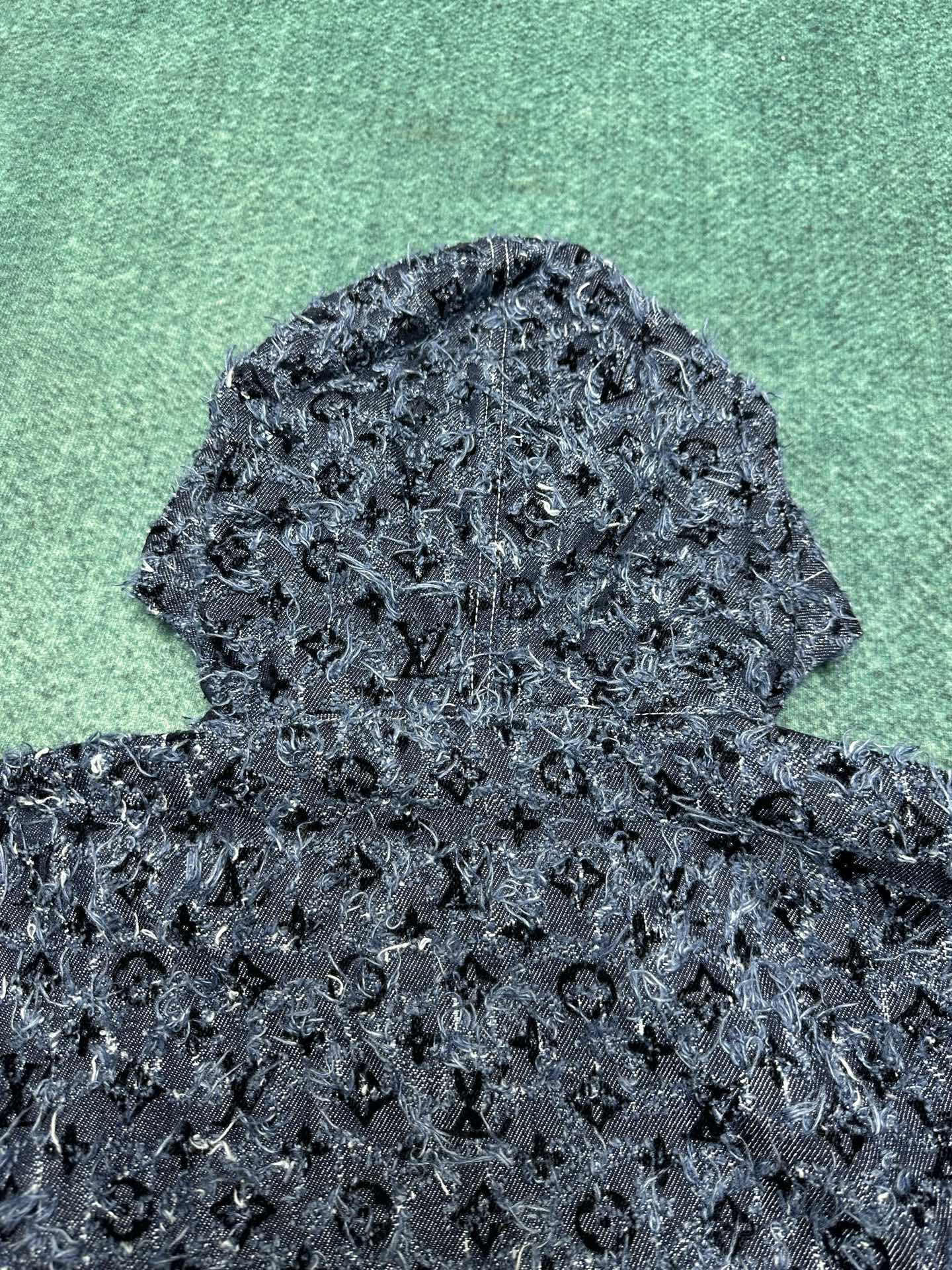 驴家 25ss新款连帽衫依托路易威登精湛匠艺，于丹宁布呈现粗花呢般的 Damier 纹理，其间描绘全幅 