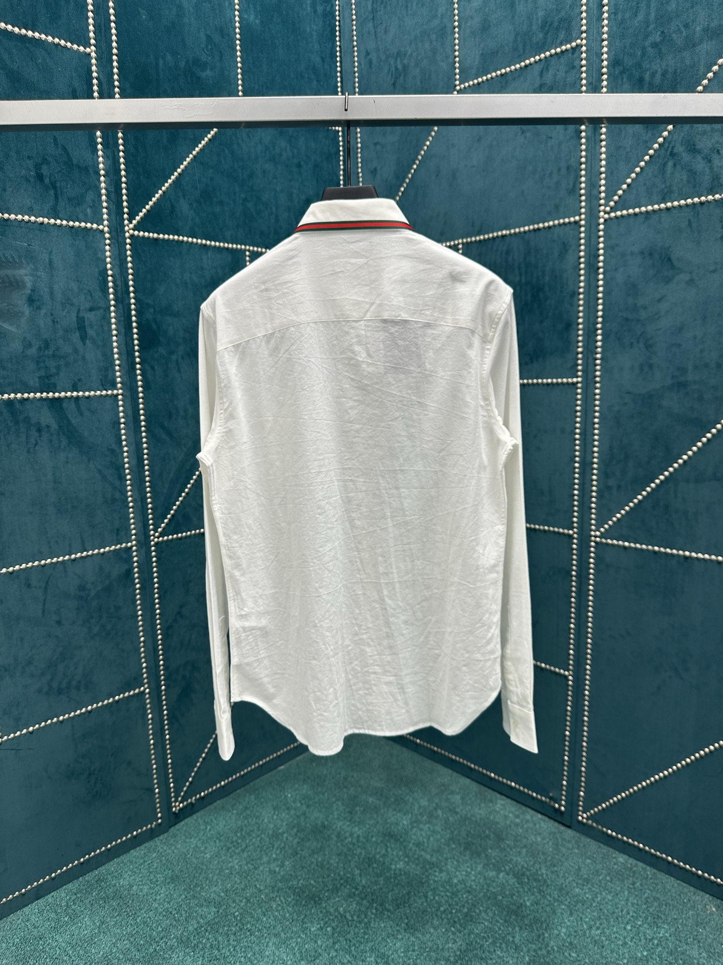 G家 25ss新款牛津布棉质衬衫的衣领通体饰条纹织带，珍珠母贝纽扣凸显迷人巧致。码数：38.40.42.