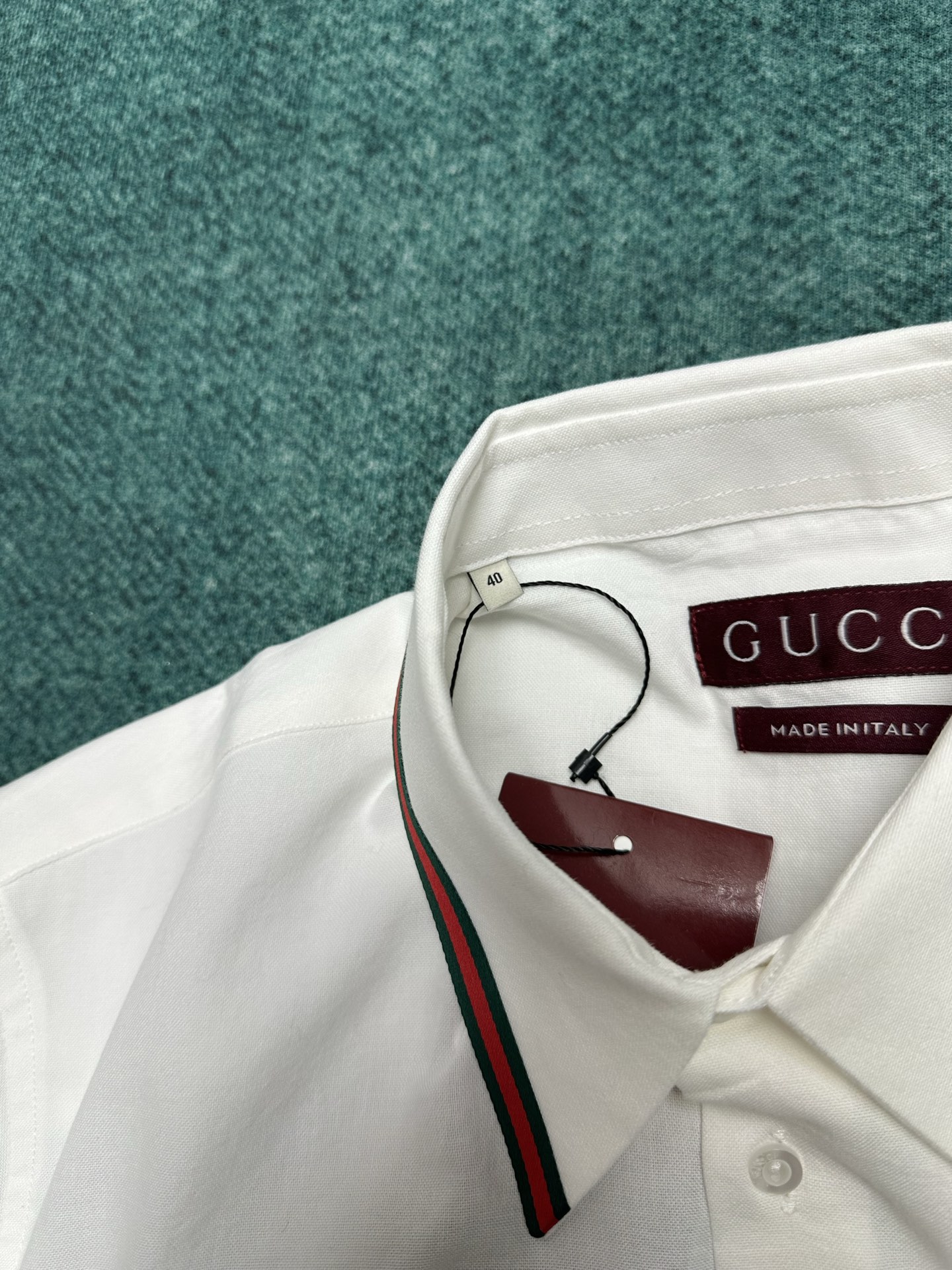 G家 25ss新款牛津布棉质衬衫的衣领通体饰条纹织带，珍珠母贝纽扣凸显迷人巧致。码数：38.40.42.