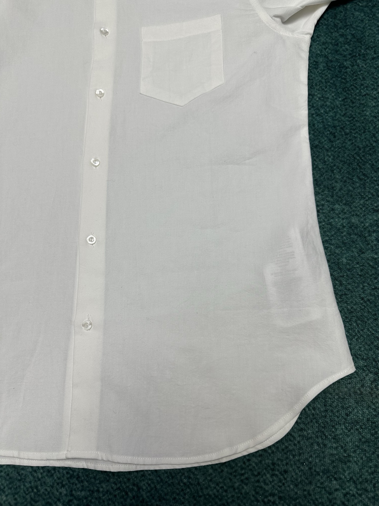 G家 25ss新款牛津布棉质衬衫的衣领通体饰条纹织带，珍珠母贝纽扣凸显迷人巧致。码数：38.40.42.