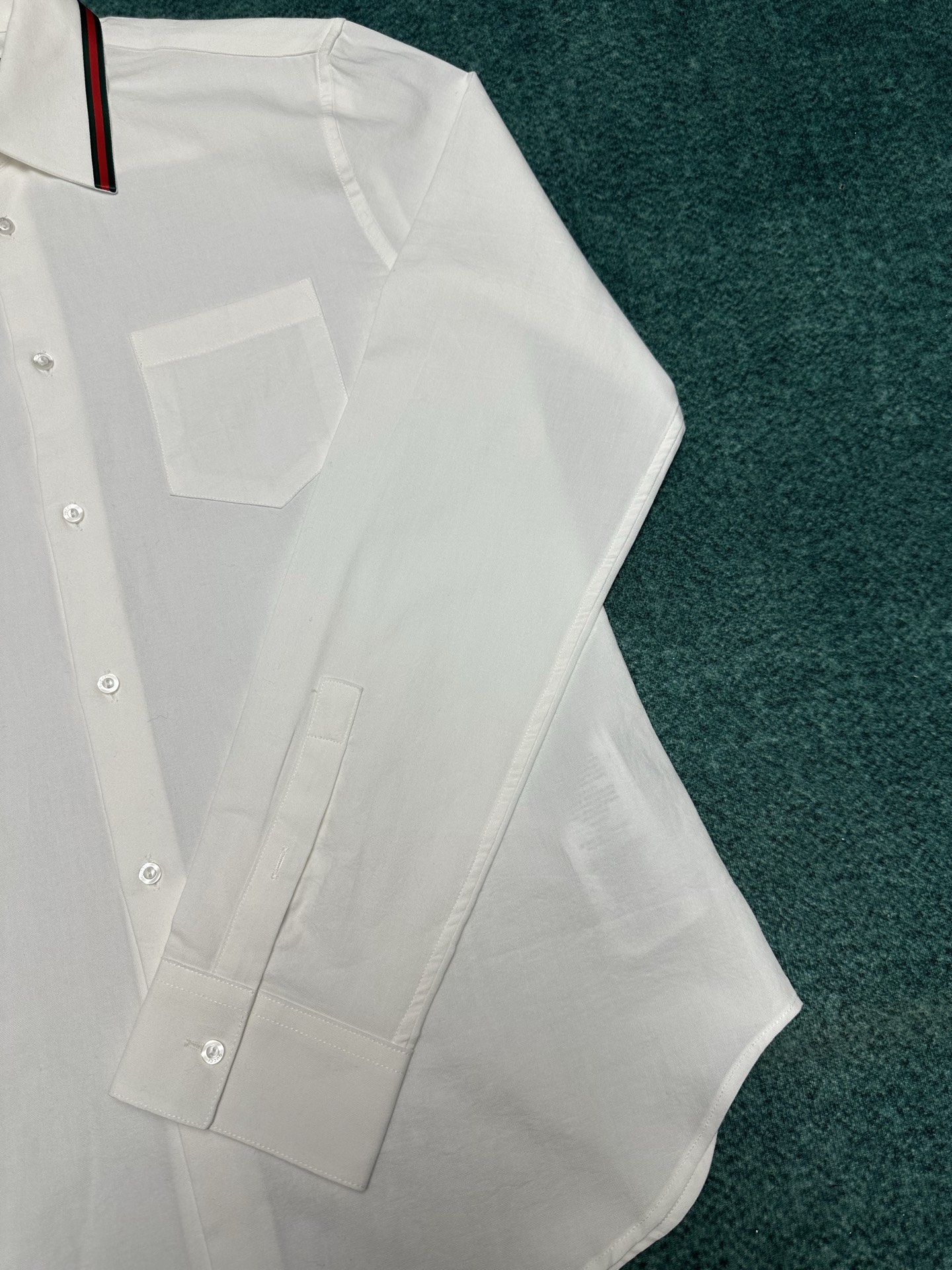 G家 25ss新款牛津布棉质衬衫的衣领通体饰条纹织带，珍珠母贝纽扣凸显迷人巧致。码数：38.40.42.