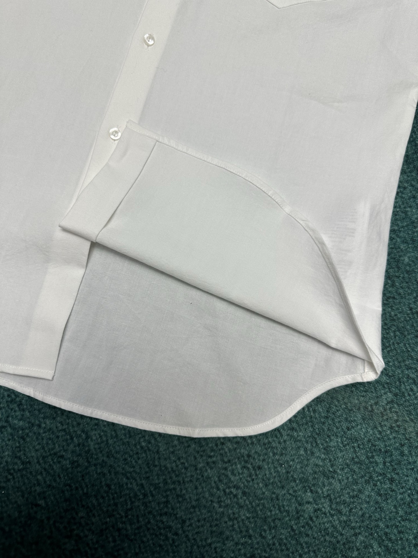 G家 25ss新款牛津布棉质衬衫的衣领通体饰条纹织带，珍珠母贝纽扣凸显迷人巧致。码数：38.40.42.