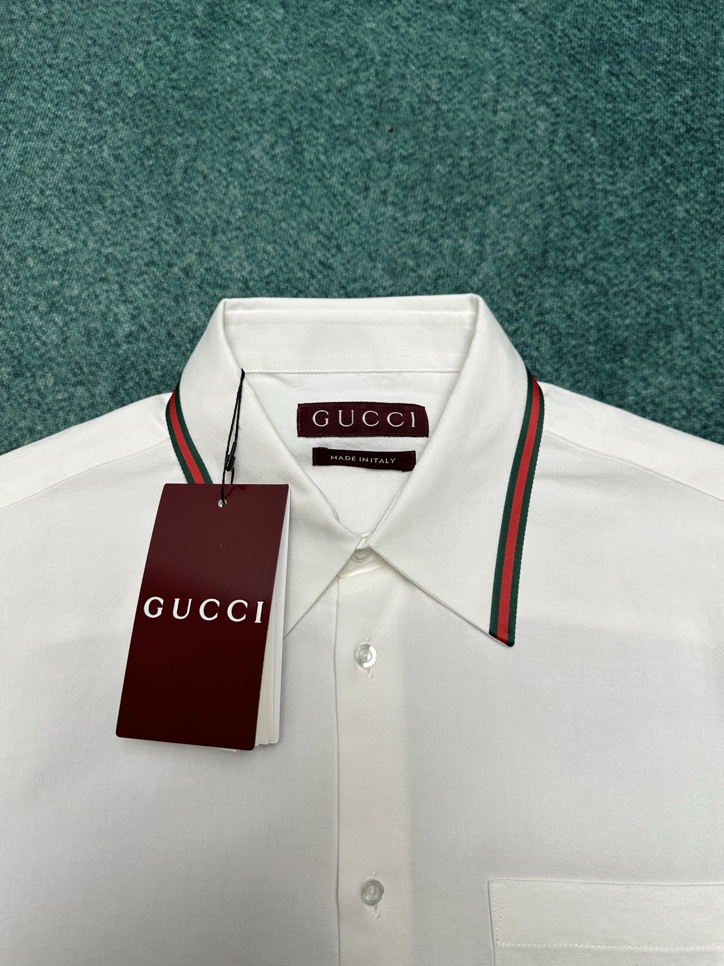 G家 25ss新款牛津布棉质衬衫的衣领通体饰条纹织带，珍珠母贝纽扣凸显迷人巧致。码数：38.40.42.