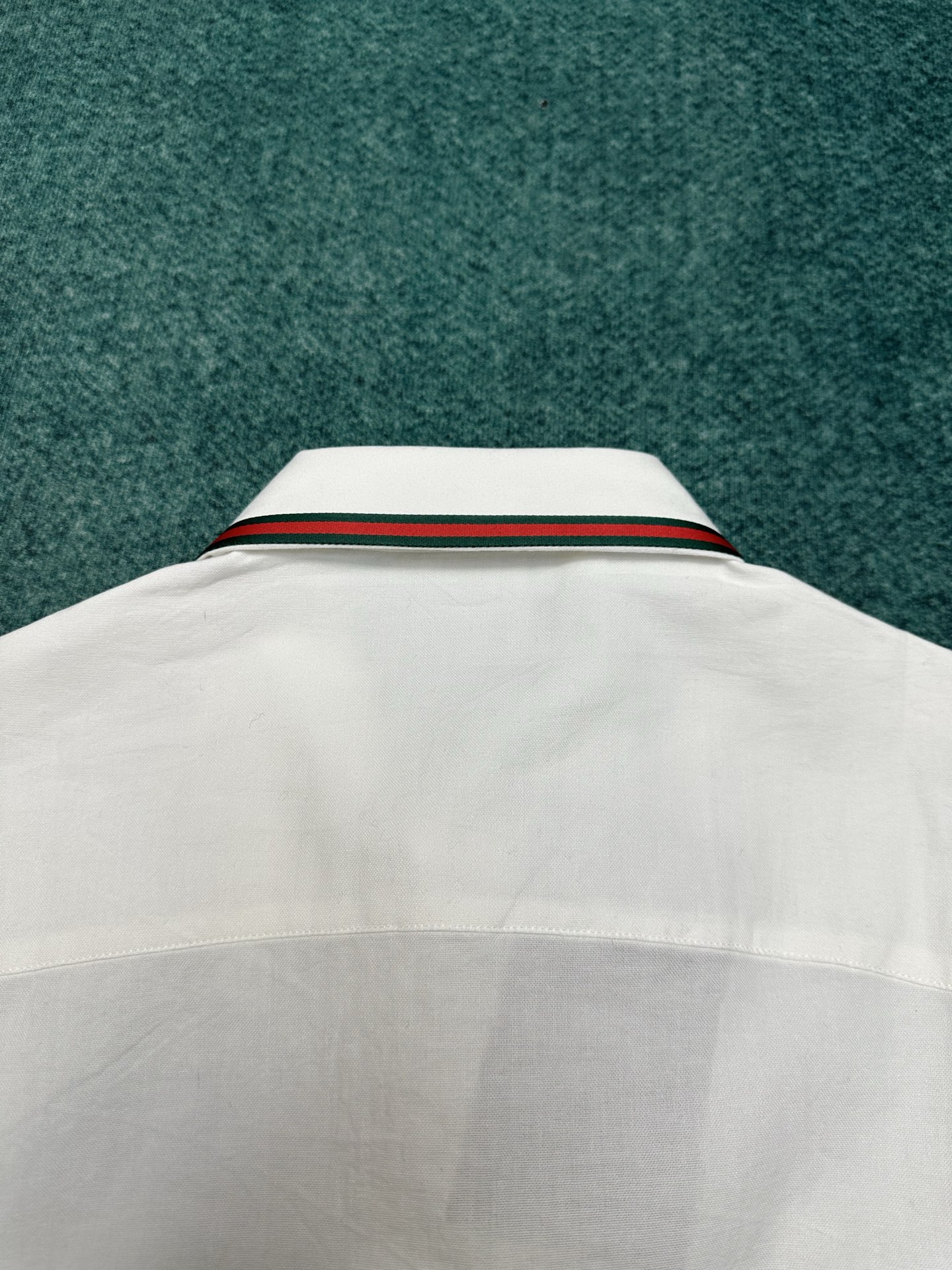 G家 25ss新款牛津布棉质衬衫的衣领通体饰条纹织带，珍珠母贝纽扣凸显迷人巧致。码数：38.40.42.