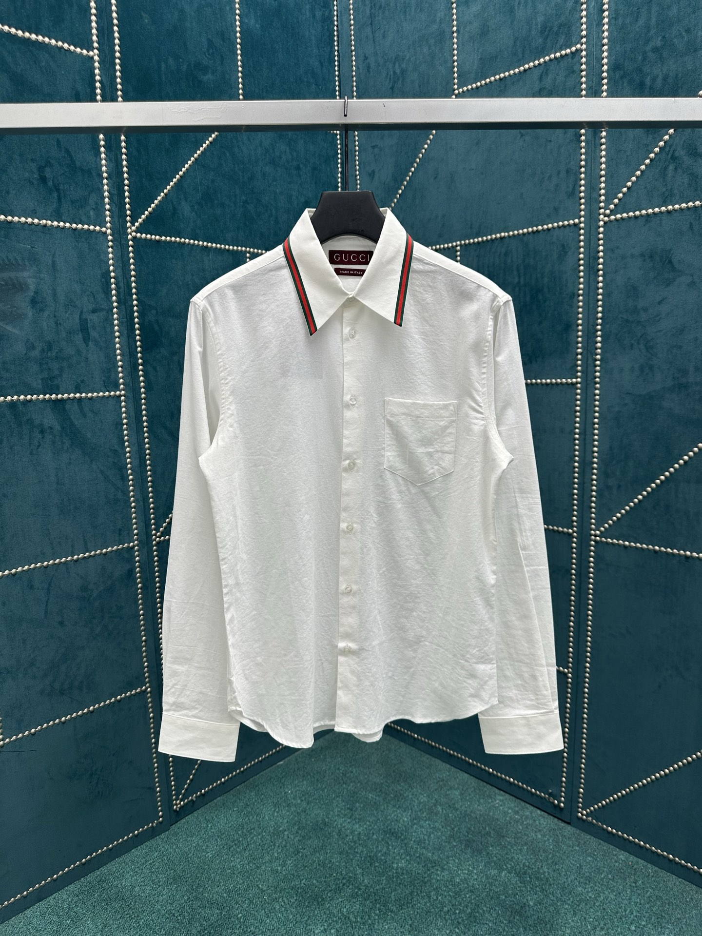 G家 25ss新款牛津布棉质衬衫的衣领通体饰条纹织带，珍珠母贝纽扣凸显迷人巧致。码数：38.40.42.