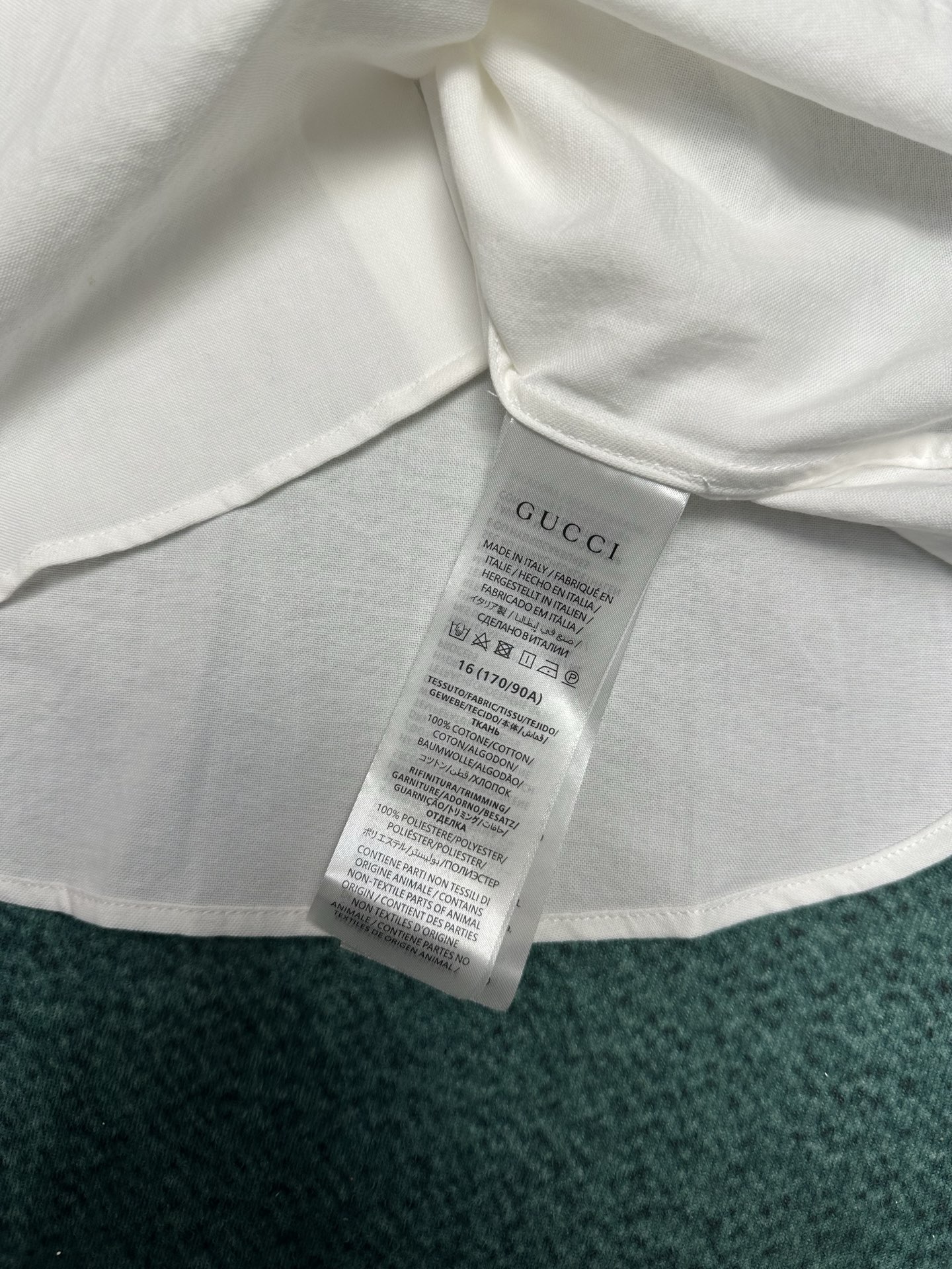 G家 25ss新款牛津布棉质衬衫的衣领通体饰条纹织带，珍珠母贝纽扣凸显迷人巧致。码数：38.40.42.