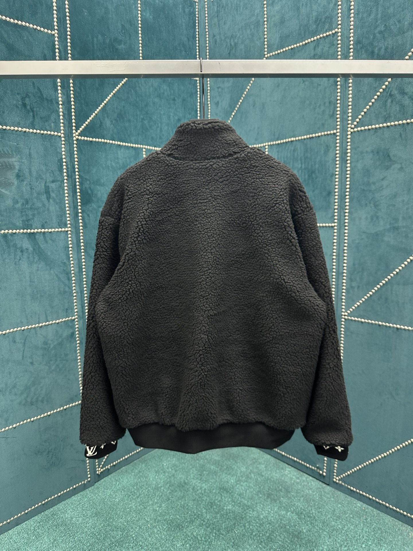 驴家 24ss新款绒面束腰夹克为罗纹袖口和内领点缀 Monogram 提花，再以胸前的路易威登贴饰标记品