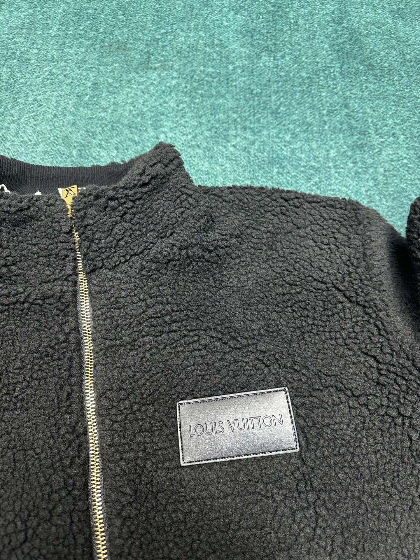 驴家 24ss新款绒面束腰夹克为罗纹袖口和内领点缀 Monogram 提花，再以胸前的路易威登贴饰标记品