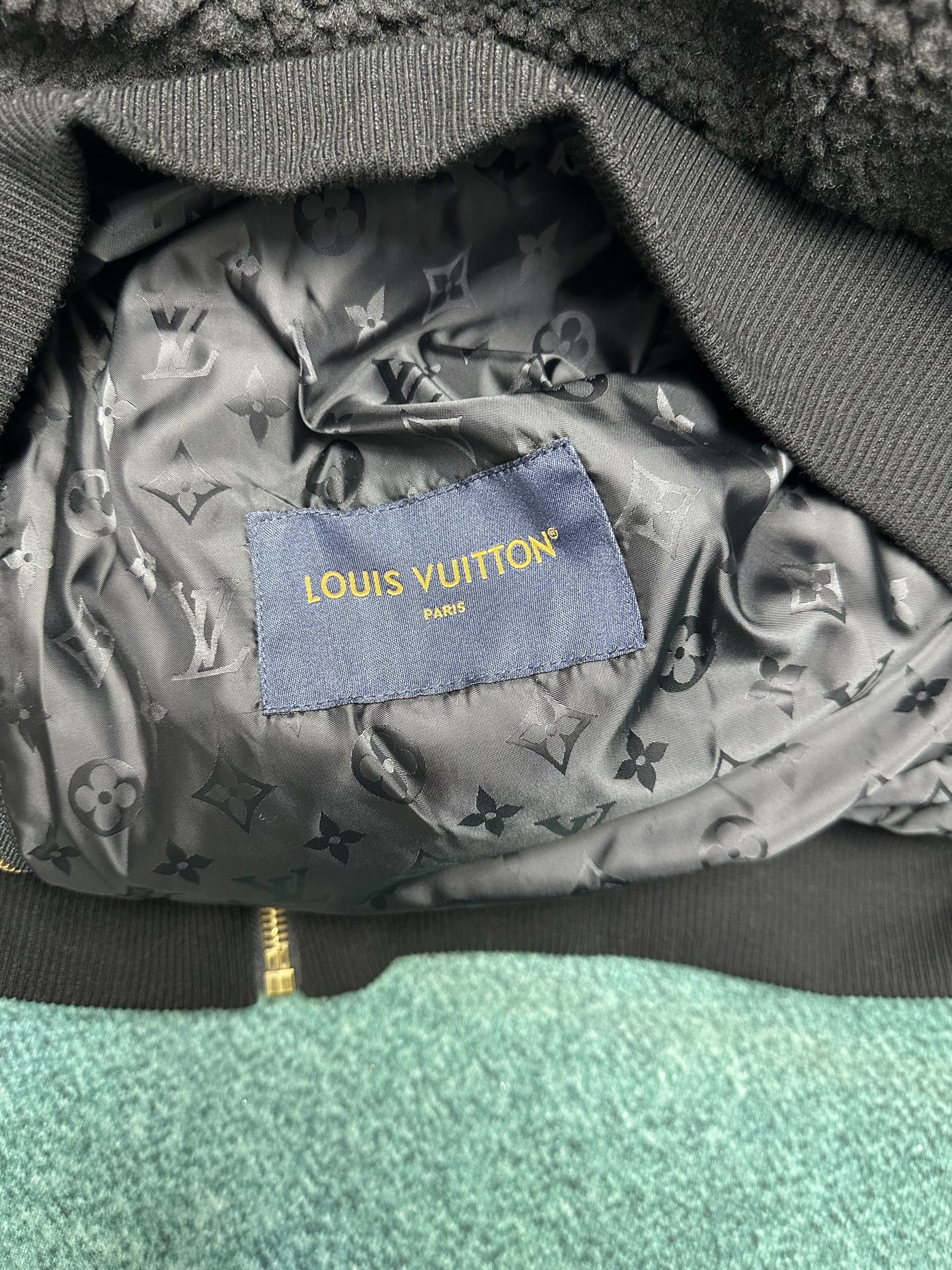 驴家 24ss新款绒面束腰夹克为罗纹袖口和内领点缀 Monogram 提花，再以胸前的路易威登贴饰标记品