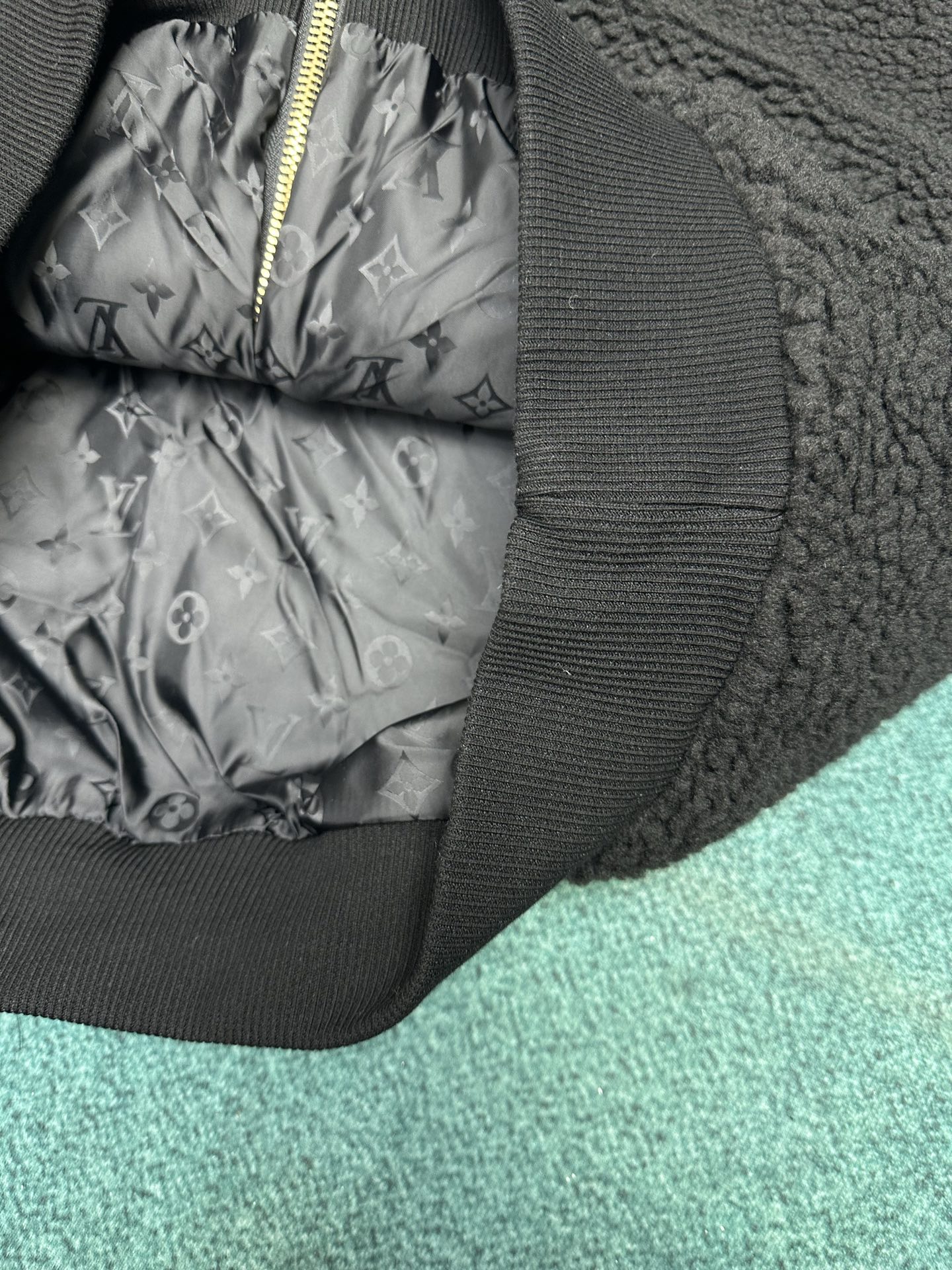 驴家 24ss新款绒面束腰夹克为罗纹袖口和内领点缀 Monogram 提花，再以胸前的路易威登贴饰标记品