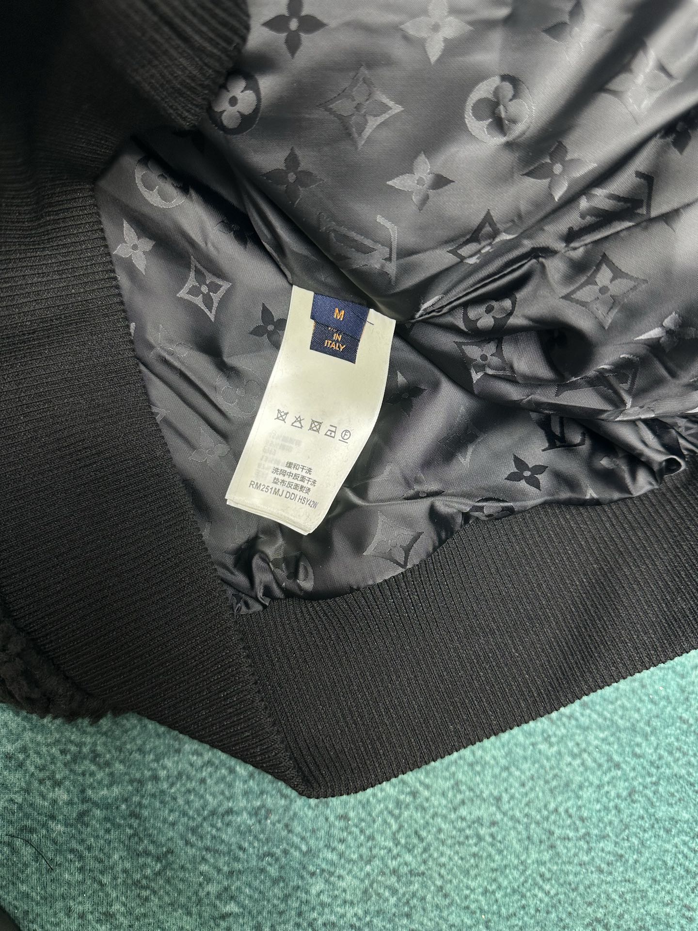 驴家 24ss新款绒面束腰夹克为罗纹袖口和内领点缀 Monogram 提花，再以胸前的路易威登贴饰标记品