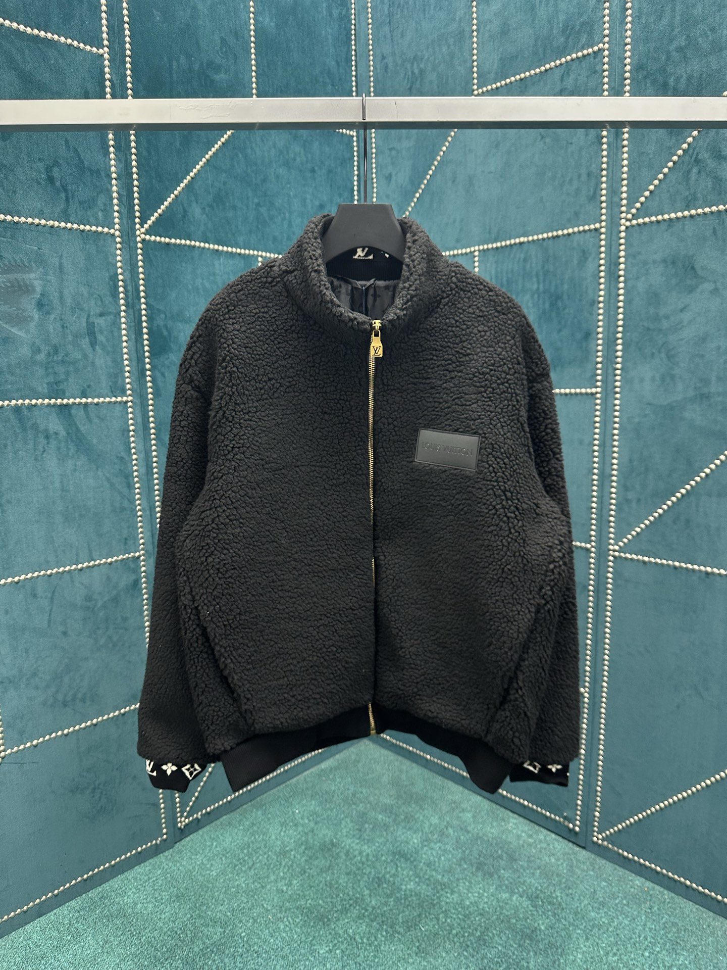 驴家 24ss新款绒面束腰夹克为罗纹袖口和内领点缀 Monogram 提花，再以胸前的路易威登贴饰标记品