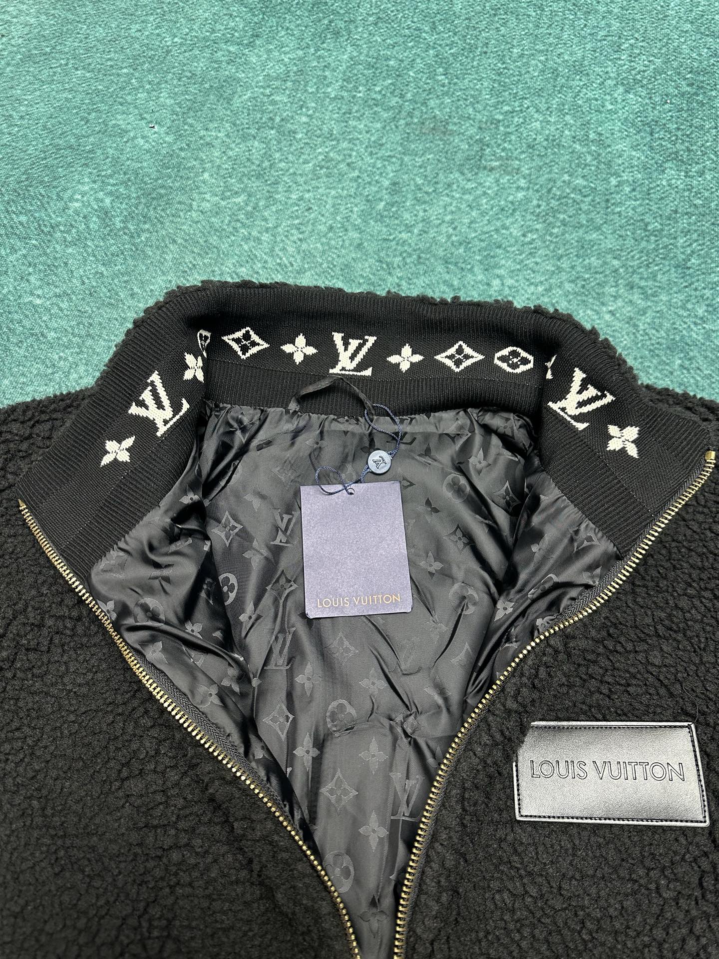 驴家 24ss新款绒面束腰夹克为罗纹袖口和内领点缀 Monogram 提花，再以胸前的路易威登贴饰标记品