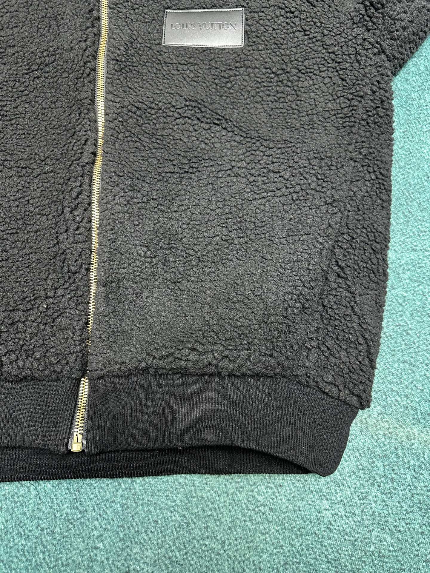 驴家 24ss新款绒面束腰夹克为罗纹袖口和内领点缀 Monogram 提花，再以胸前的路易威登贴饰标记品