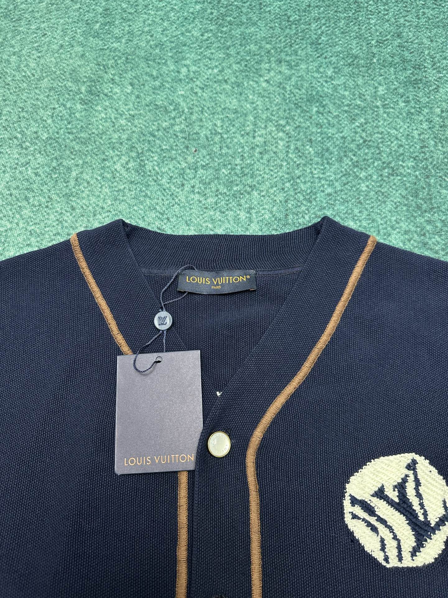 驴家 25ss新款棉质针织棒球衬衫以休闲版型成就夏日佳选。前后 LV Polka Dots 波点刺绣回溯