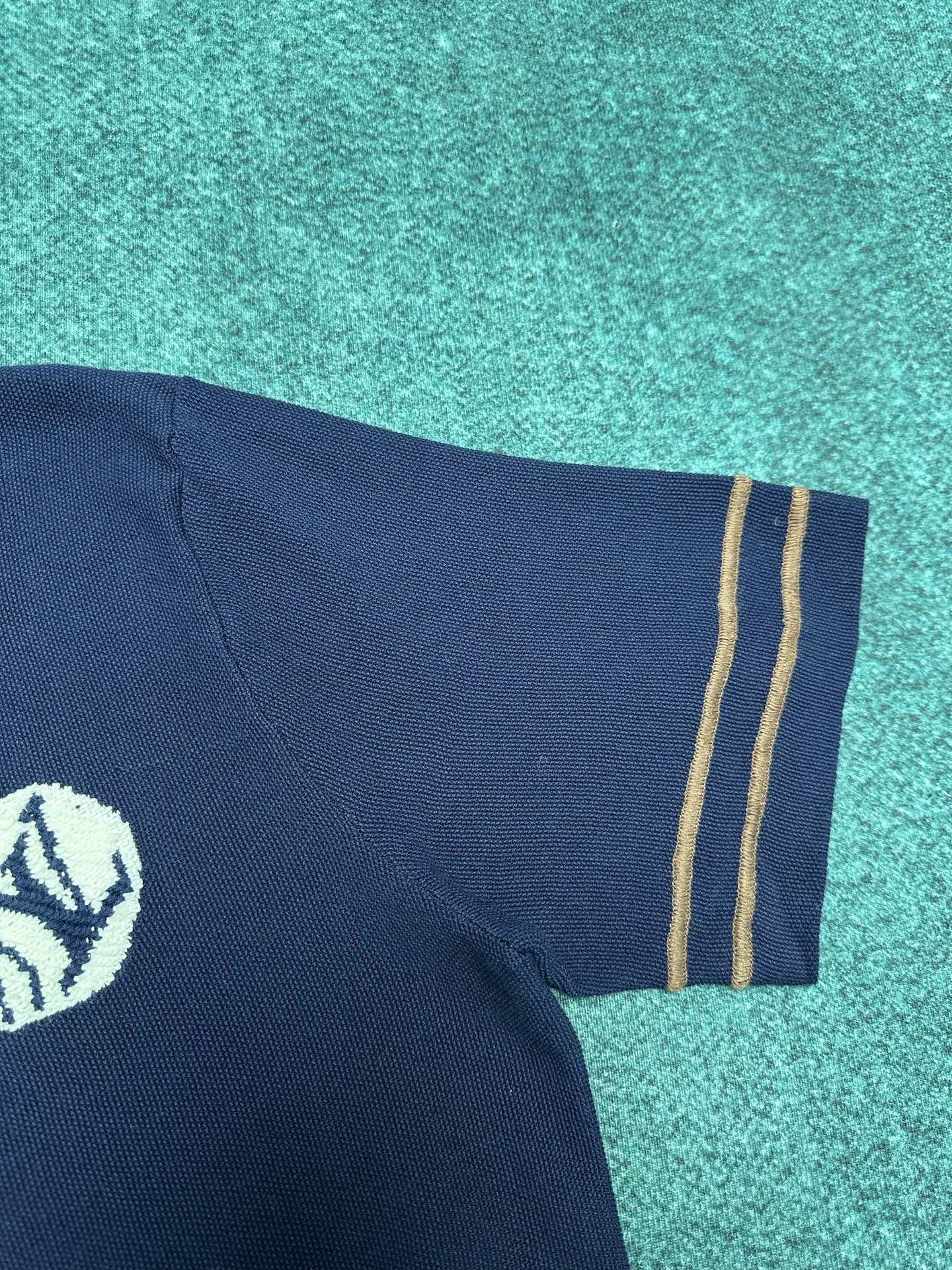 驴家 25ss新款棉质针织棒球衬衫以休闲版型成就夏日佳选。前后 LV Polka Dots 波点刺绣回溯