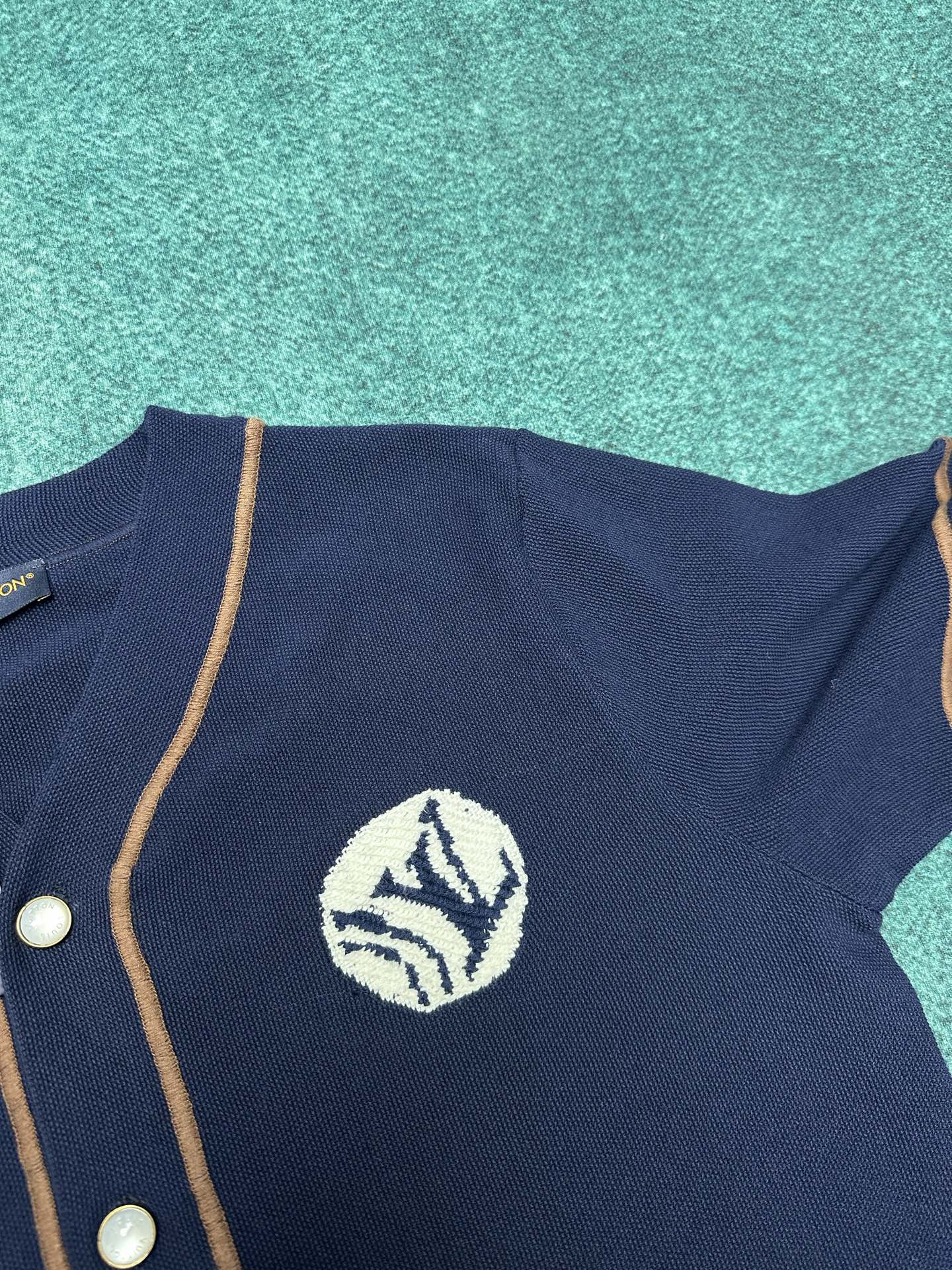 驴家 25ss新款棉质针织棒球衬衫以休闲版型成就夏日佳选。前后 LV Polka Dots 波点刺绣回溯