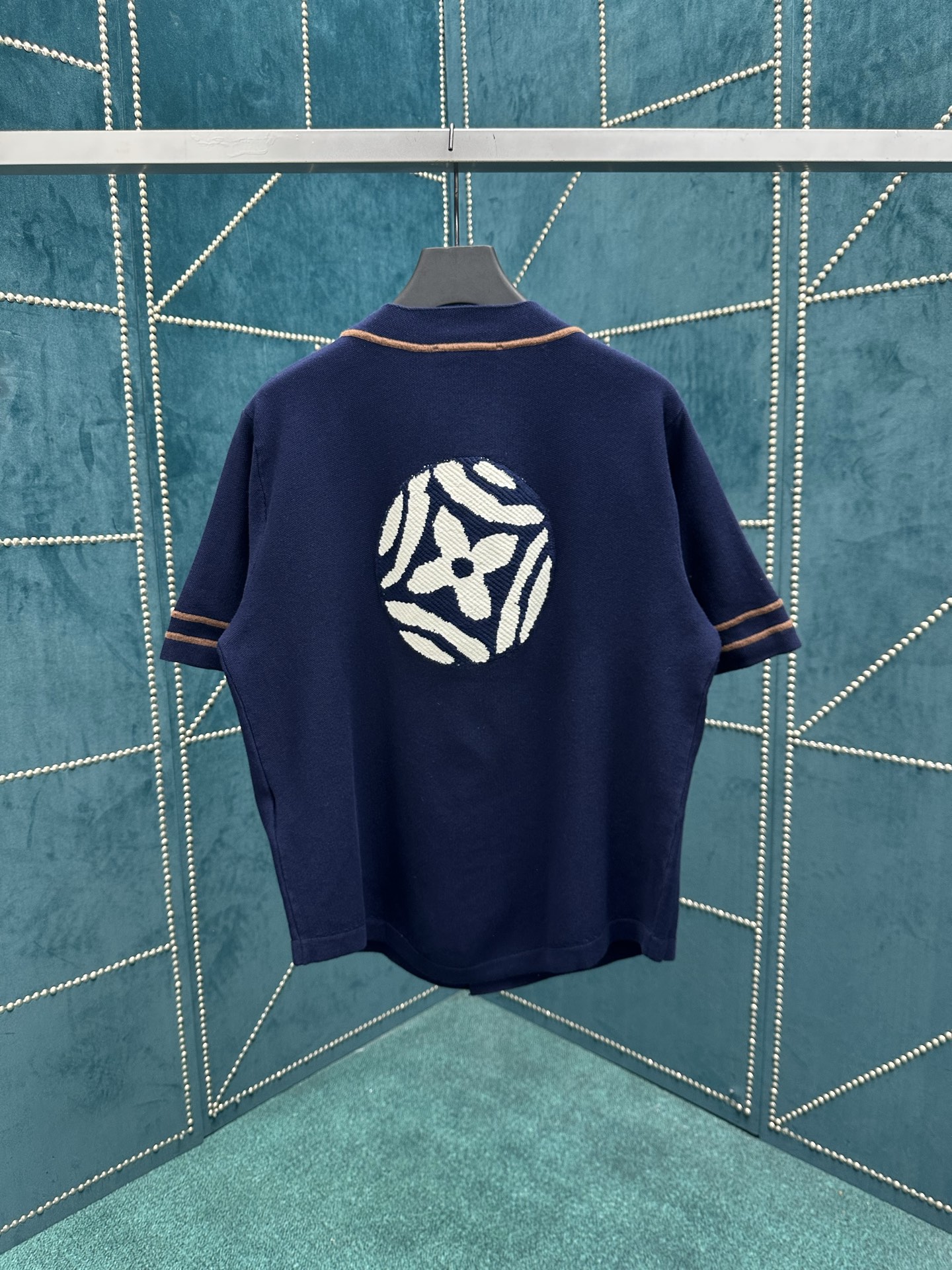 驴家 25ss新款棉质针织棒球衬衫以休闲版型成就夏日佳选。前后 LV Polka Dots 波点刺绣回溯