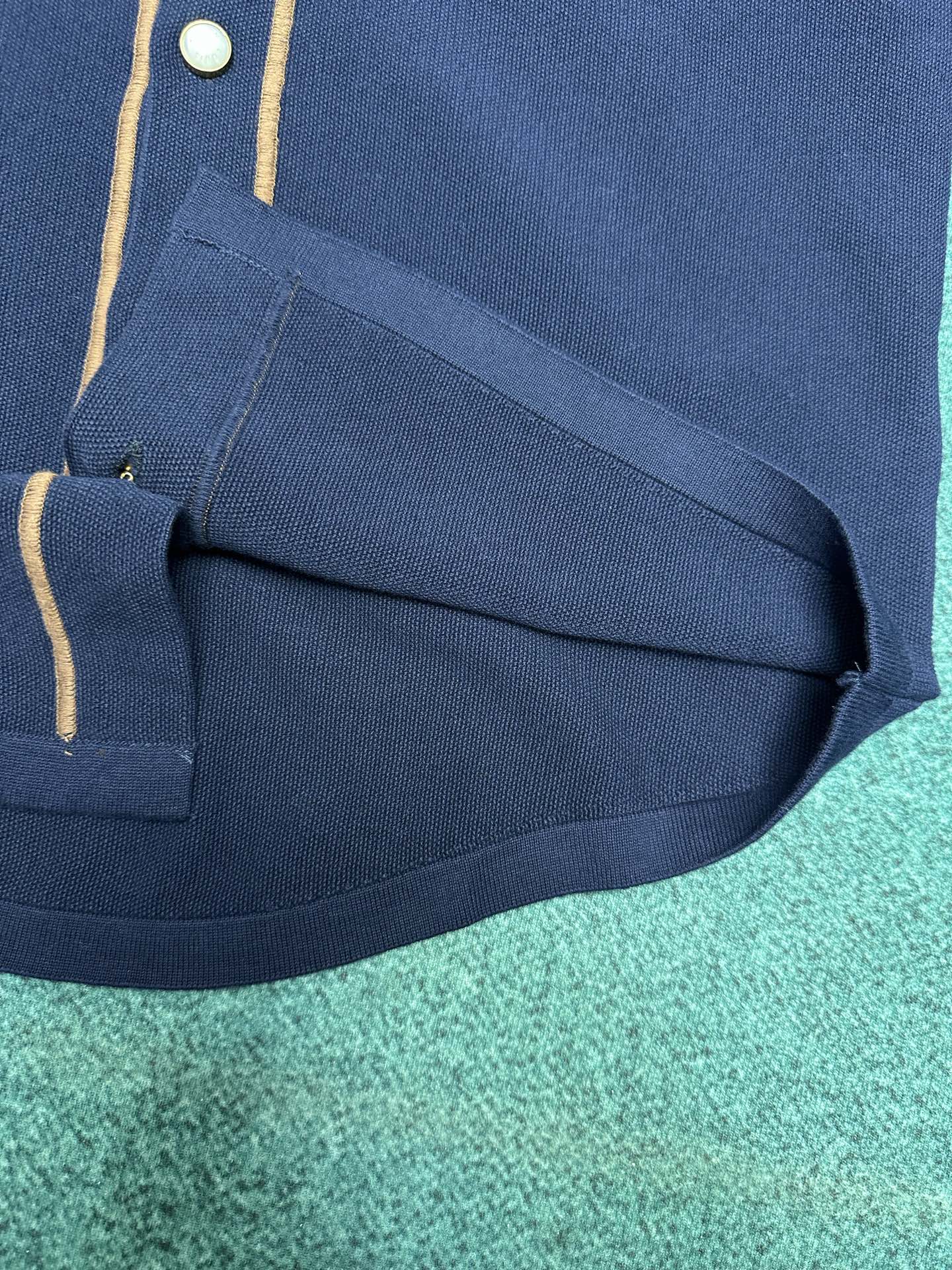 驴家 25ss新款棉质针织棒球衬衫以休闲版型成就夏日佳选。前后 LV Polka Dots 波点刺绣回溯