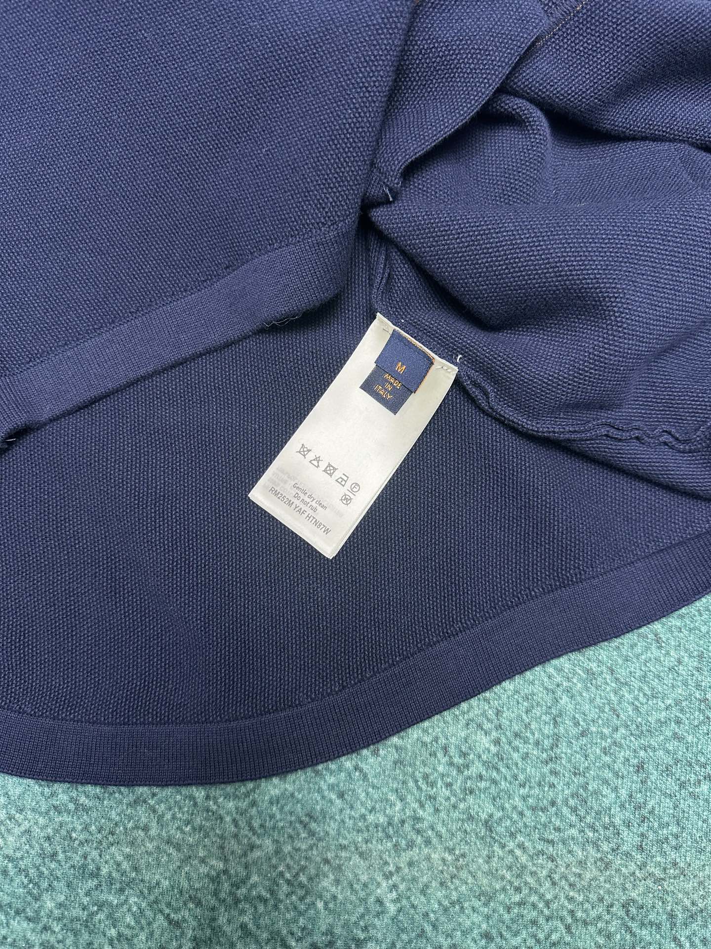 驴家 25ss新款棉质针织棒球衬衫以休闲版型成就夏日佳选。前后 LV Polka Dots 波点刺绣回溯