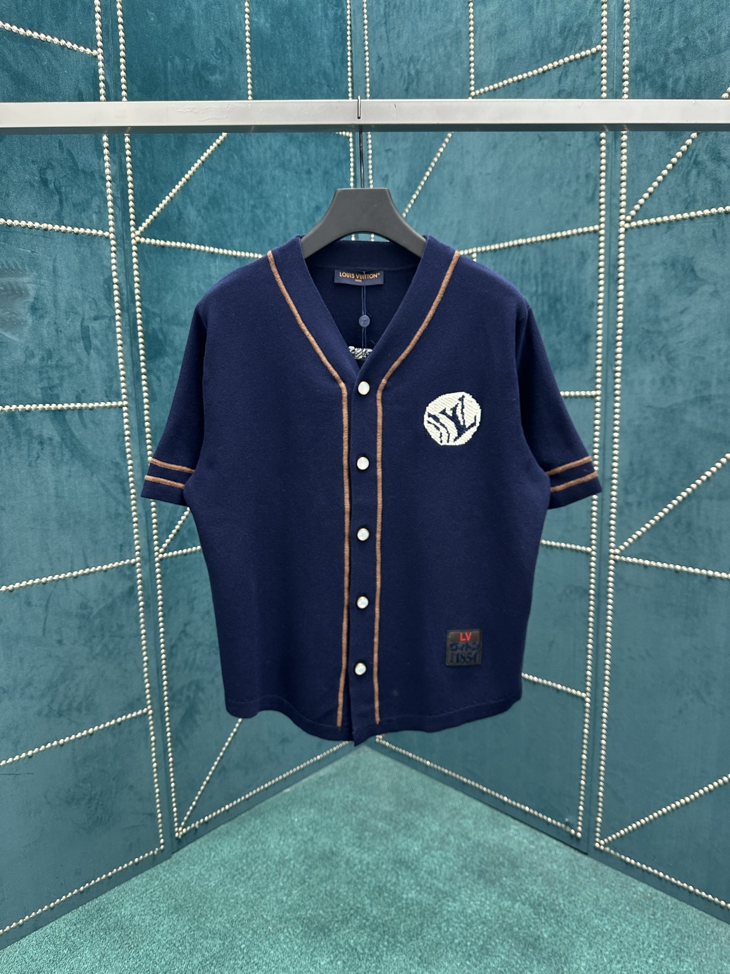 驴家 25ss新款棉质针织棒球衬衫以休闲版型成就夏日佳选。前后 LV Polka Dots 波点刺绣回溯