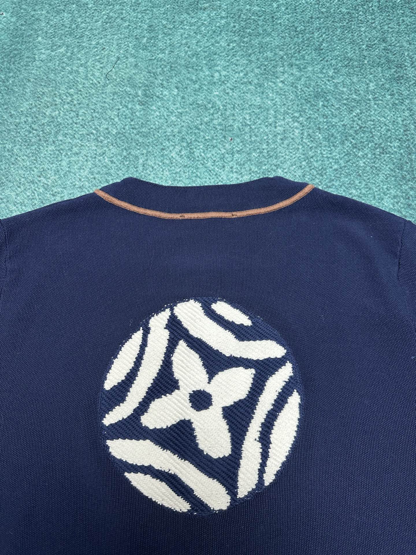 驴家 25ss新款棉质针织棒球衬衫以休闲版型成就夏日佳选。前后 LV Polka Dots 波点刺绣回溯