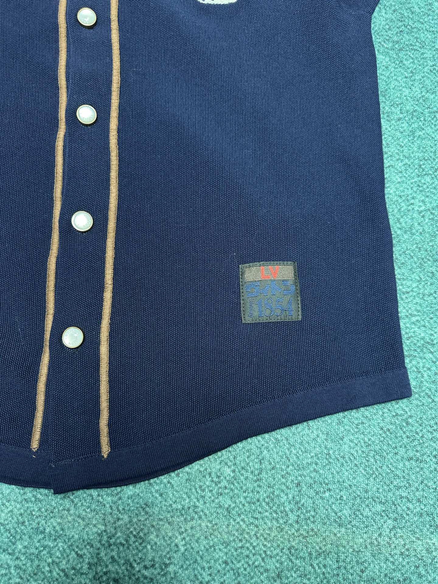 驴家 25ss新款棉质针织棒球衬衫以休闲版型成就夏日佳选。前后 LV Polka Dots 波点刺绣回溯