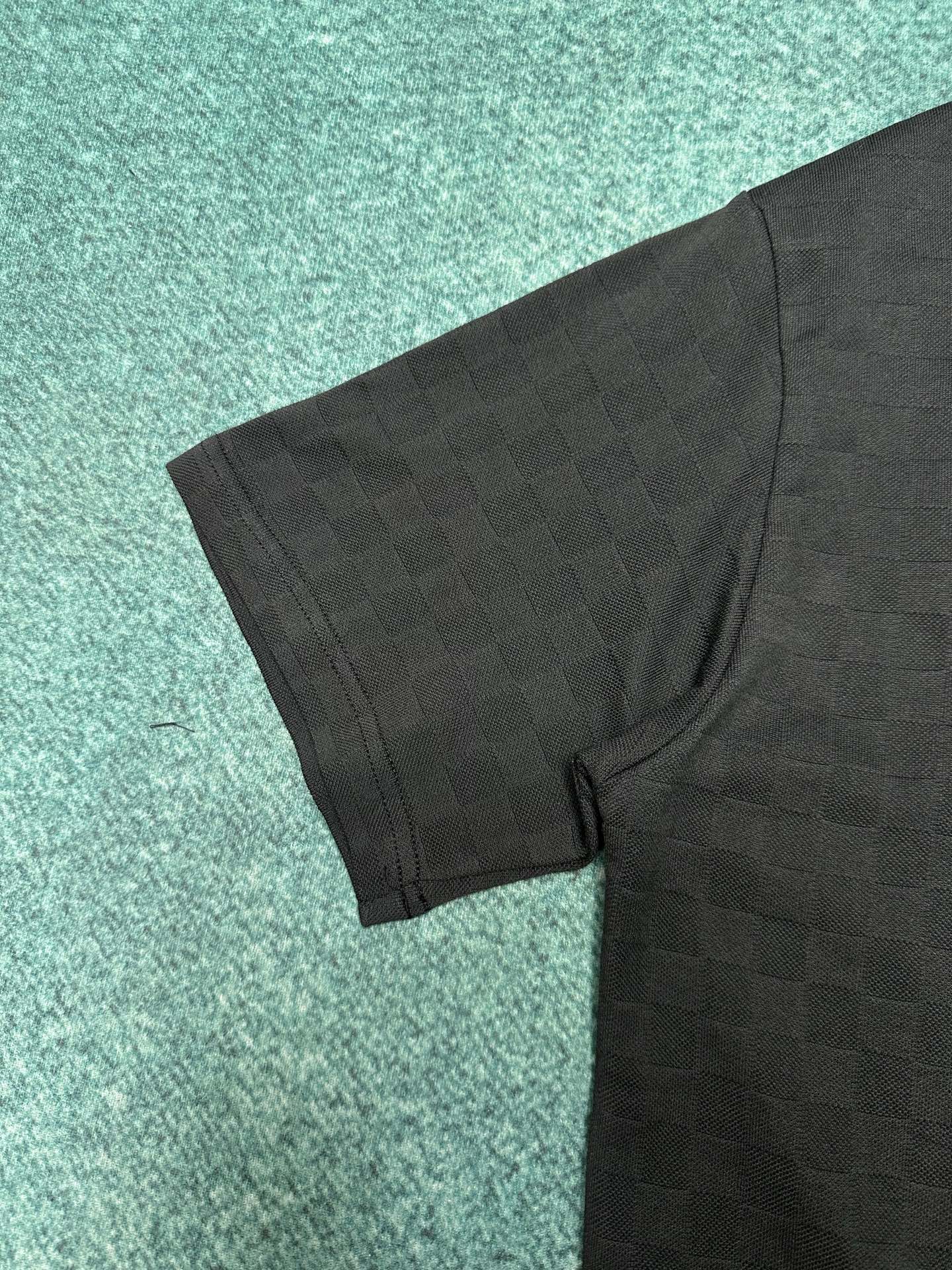 驴家 25ss新款珠地棉 T 恤以 Damier 提花呈现细腻肌理，再以莹亮串珠于胸前勾勒手写体 Vui