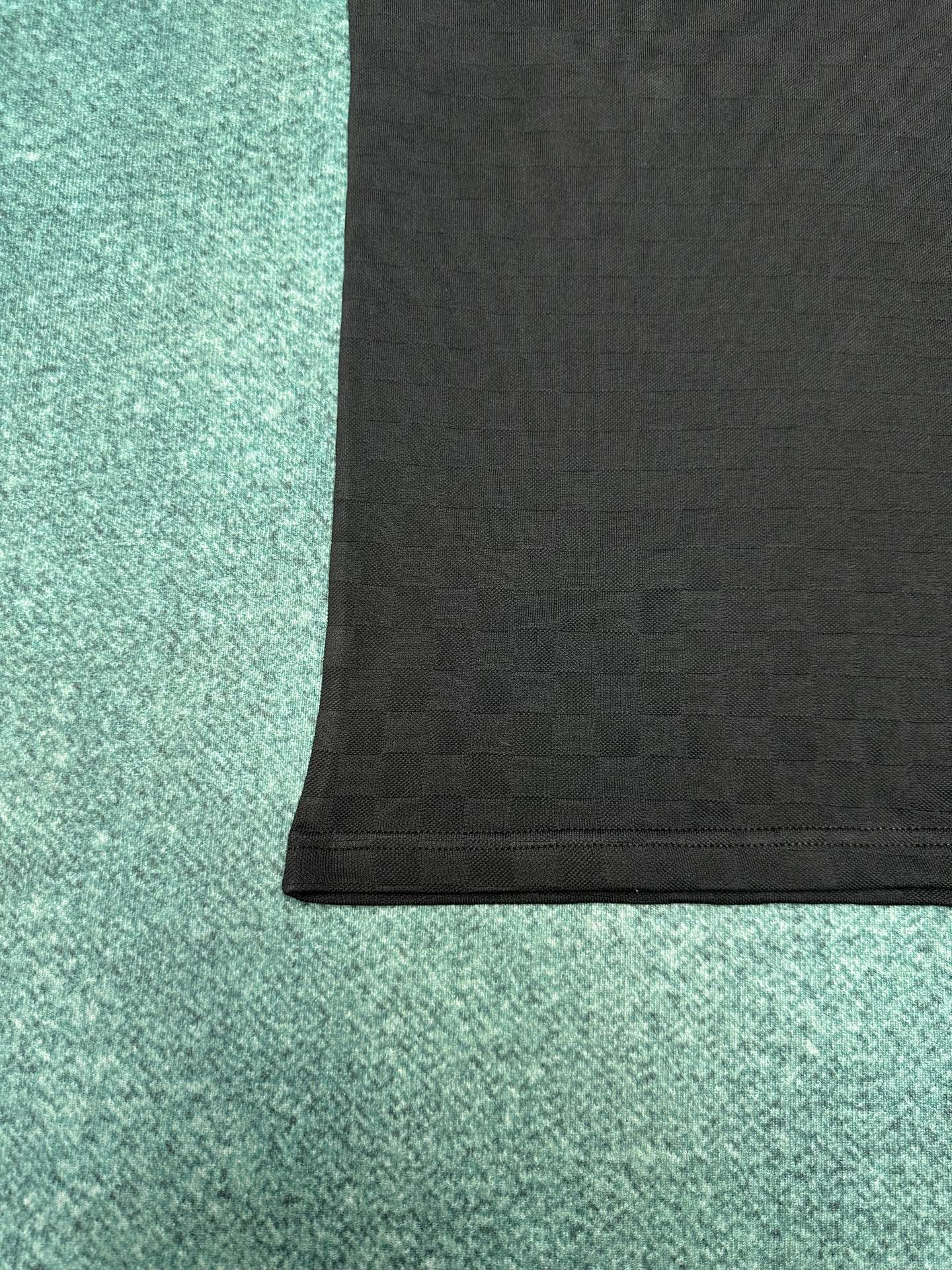 驴家 25ss新款珠地棉 T 恤以 Damier 提花呈现细腻肌理，再以莹亮串珠于胸前勾勒手写体 Vui