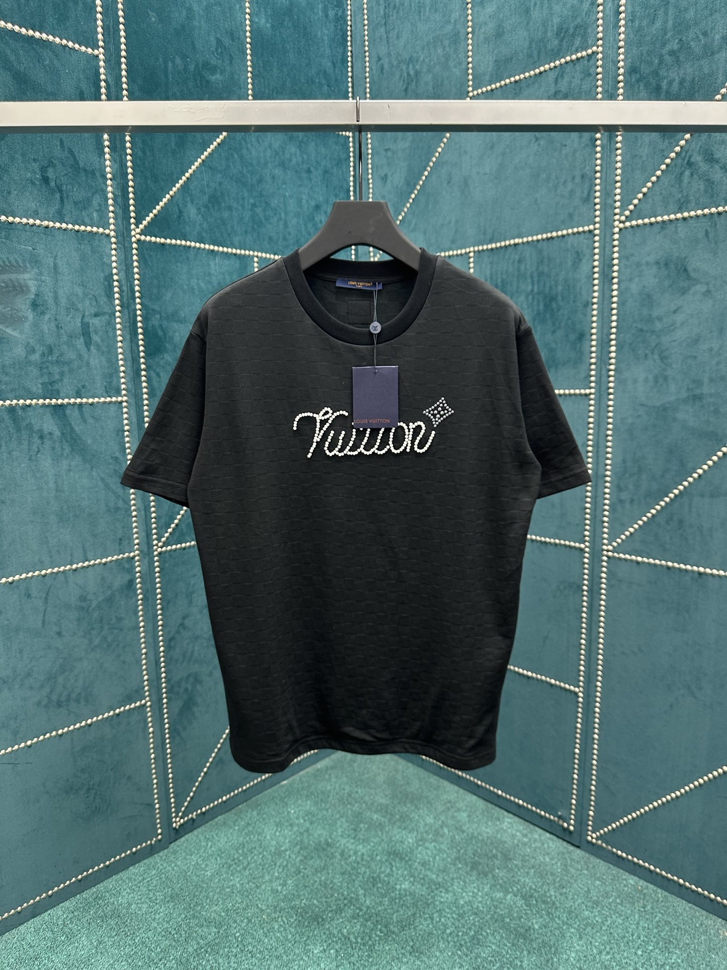 驴家 25ss新款珠地棉 T 恤以 Damier 提花呈现细腻肌理，再以莹亮串珠于胸前勾勒手写体 Vui