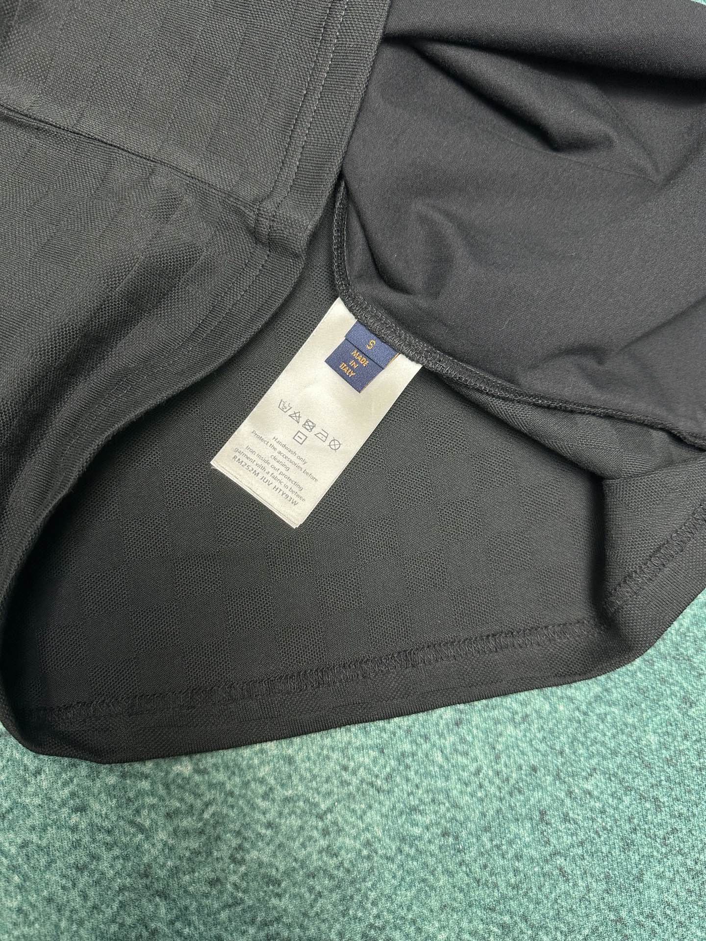 驴家 25ss新款珠地棉 T 恤以 Damier 提花呈现细腻肌理，再以莹亮串珠于胸前勾勒手写体 Vui