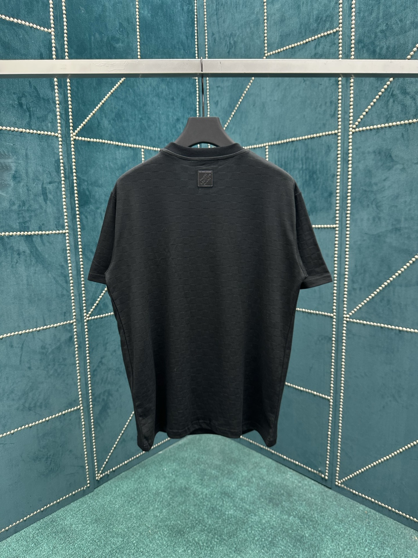 驴家 25ss新款珠地棉 T 恤以 Damier 提花呈现细腻肌理，再以莹亮串珠于胸前勾勒手写体 Vui