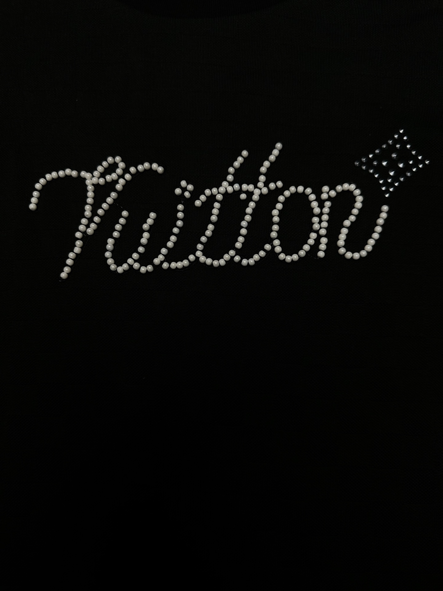 驴家 25ss新款珠地棉 T 恤以 Damier 提花呈现细腻肌理，再以莹亮串珠于胸前勾勒手写体 Vui