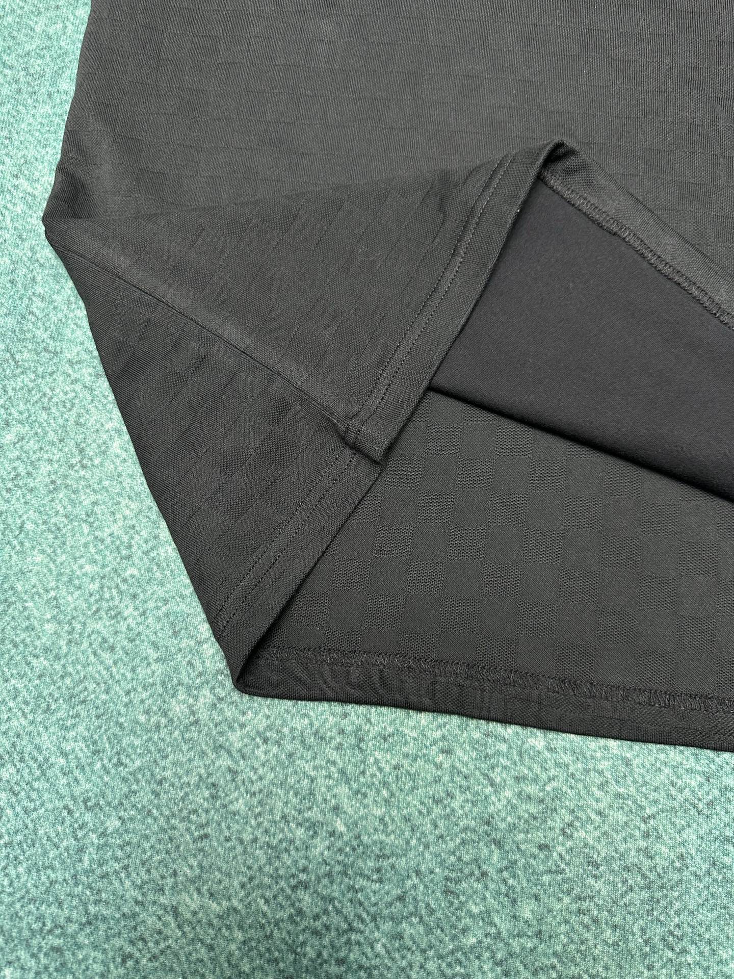 驴家 25ss新款珠地棉 T 恤以 Damier 提花呈现细腻肌理，再以莹亮串珠于胸前勾勒手写体 Vui