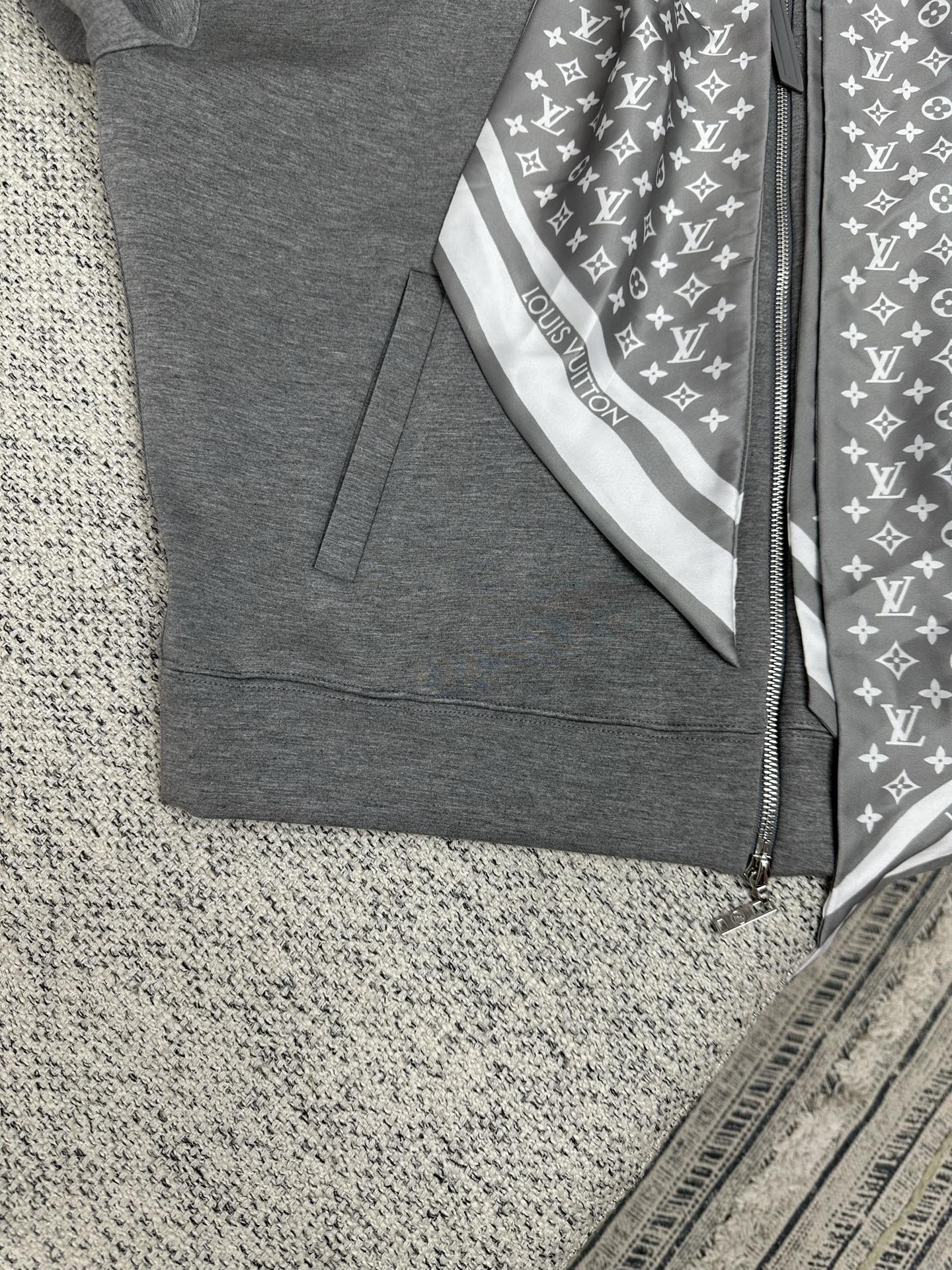 驴家 25ss新款连帽夹克衫邂逅当季秀场的标志性元素，以双面针织裁出舒适短款版型。领口结构恰似 Mono