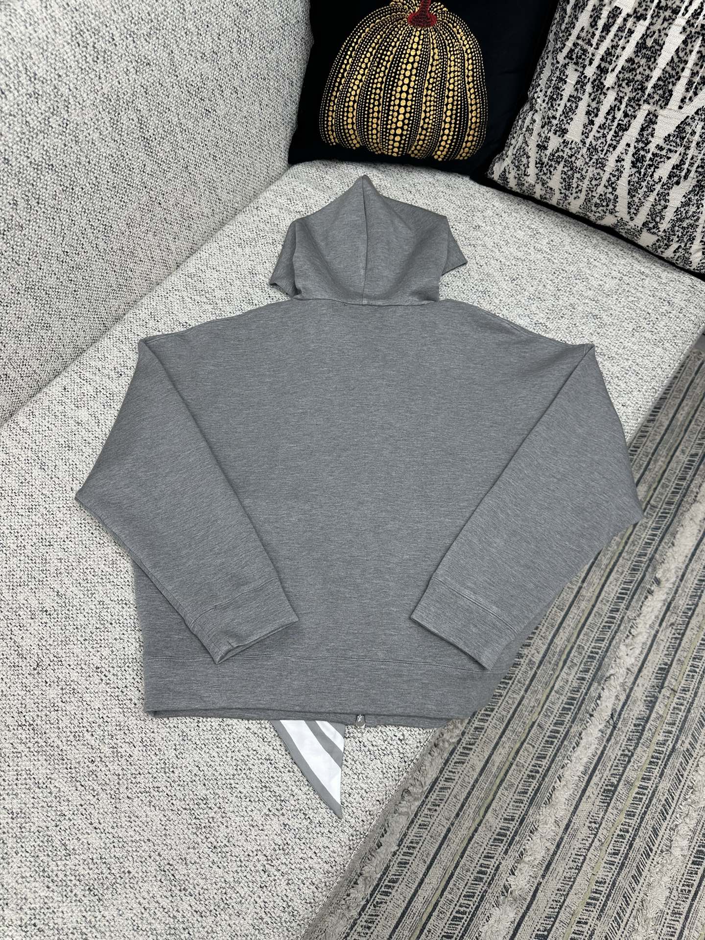 驴家 25ss新款连帽夹克衫邂逅当季秀场的标志性元素，以双面针织裁出舒适短款版型。领口结构恰似 Mono