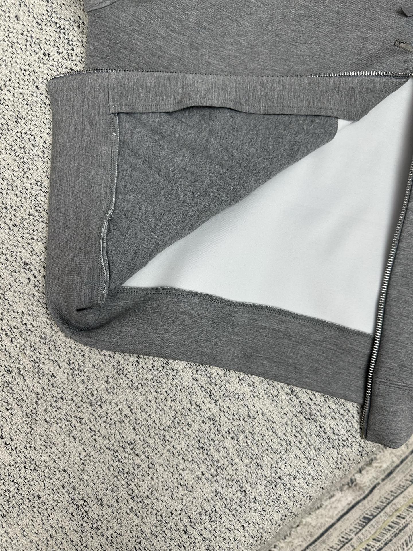 驴家 25ss新款连帽夹克衫邂逅当季秀场的标志性元素，以双面针织裁出舒适短款版型。领口结构恰似 Mono