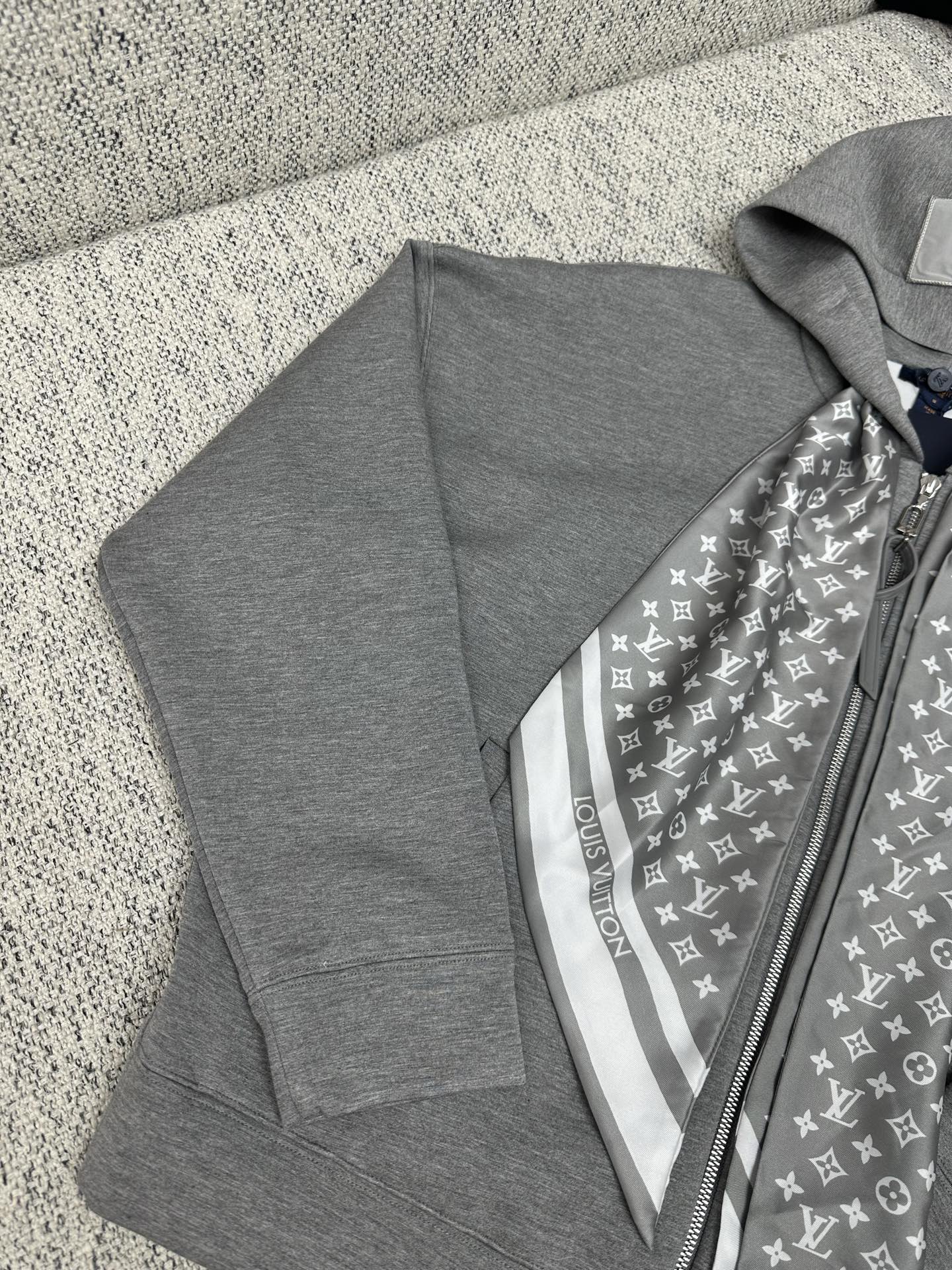 驴家 25ss新款连帽夹克衫邂逅当季秀场的标志性元素，以双面针织裁出舒适短款版型。领口结构恰似 Mono