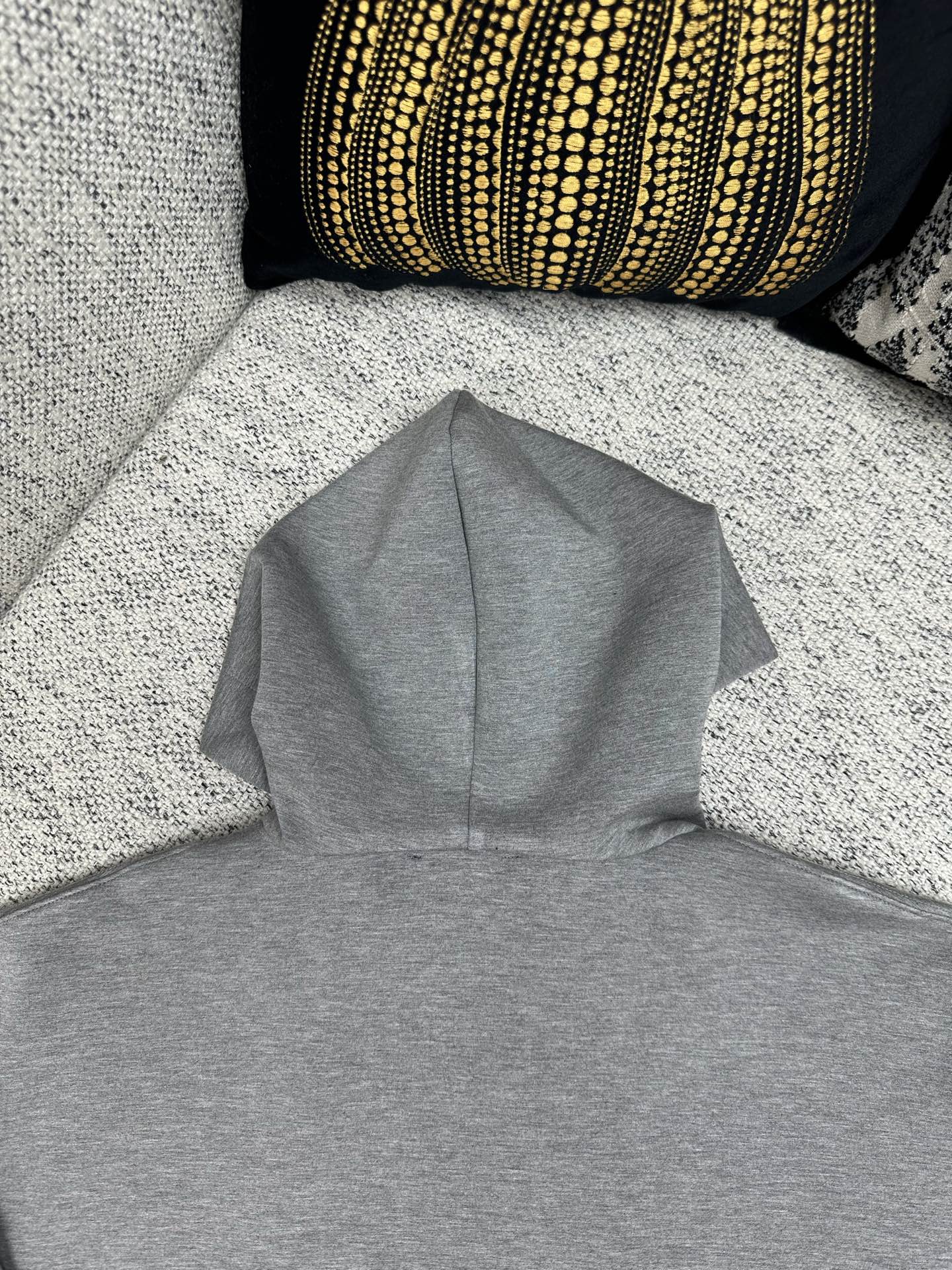 驴家 25ss新款连帽夹克衫邂逅当季秀场的标志性元素，以双面针织裁出舒适短款版型。领口结构恰似 Mono