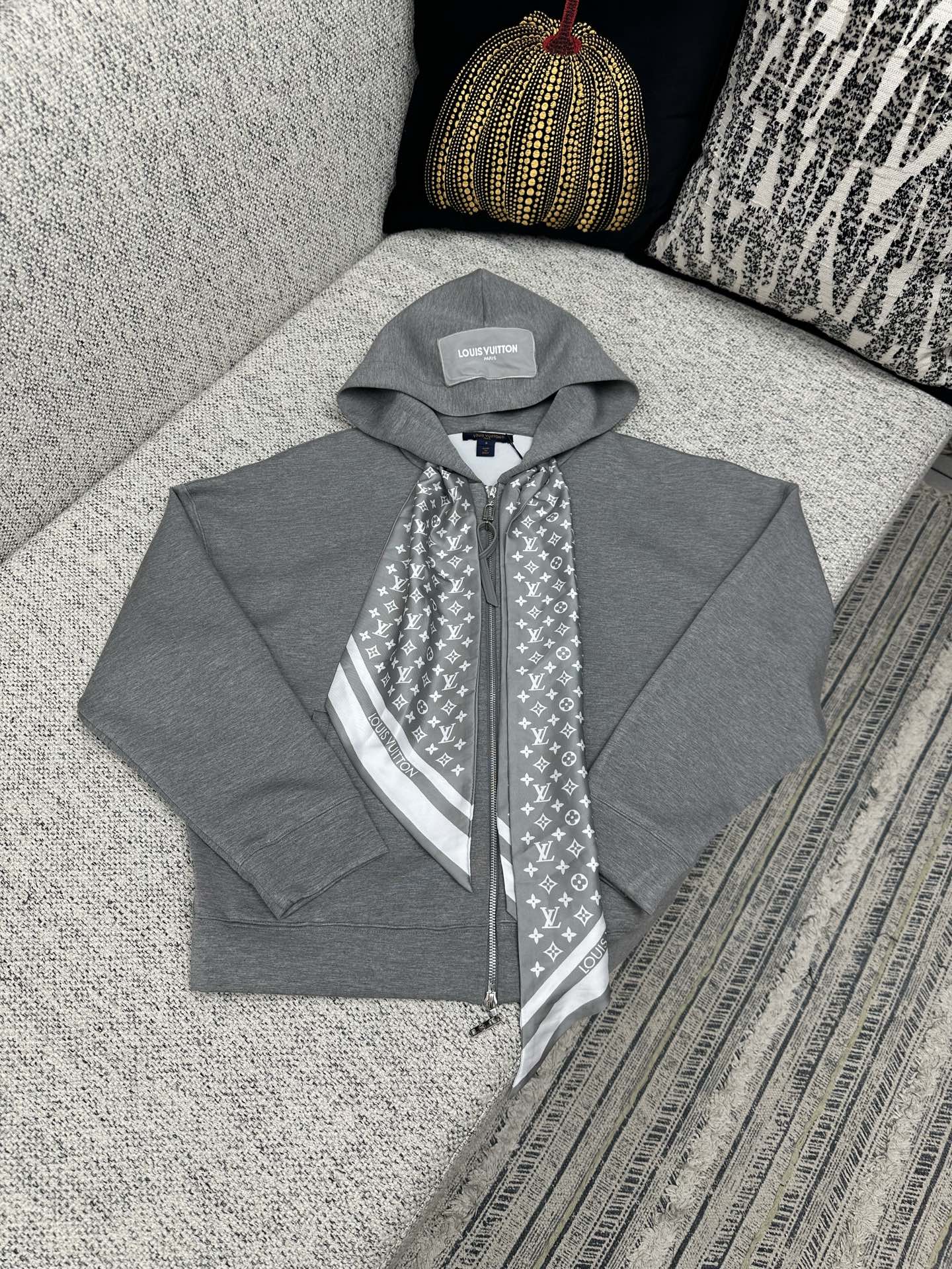 NO:522891,The new hooded jacket of the Donkey House 25ss meets the iconic elements of the season show, and uses double-sided knit to create a comfortable short style. The neckline structure is similar to Monogram scarf, and the hood is full of Louis Vuitton scarf tags. S.M.L.,,louis vuitton,louis vuitton,louis vuitton,jackets & coats,hats,alexander wang19860909驴家 25ss新款连帽夹克衫邂逅当季秀场的标志性元素,以双面针织裁出舒适短款版型.领口结构恰似 Monogram 丝巾,兜帽跃现路易威登围巾标签. 码数S.M.L.,,louis vuitton,louis vuitton,louis vuitton,jackets & coats,hats,alexander wang,Men's clothing