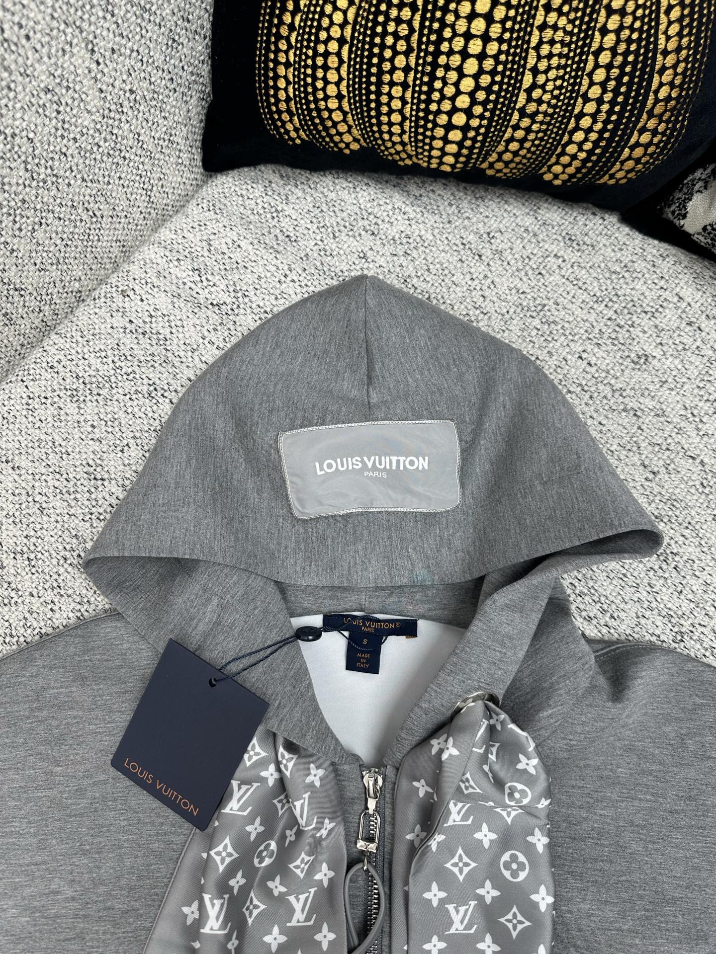 驴家 25ss新款连帽夹克衫邂逅当季秀场的标志性元素，以双面针织裁出舒适短款版型。领口结构恰似 Mono