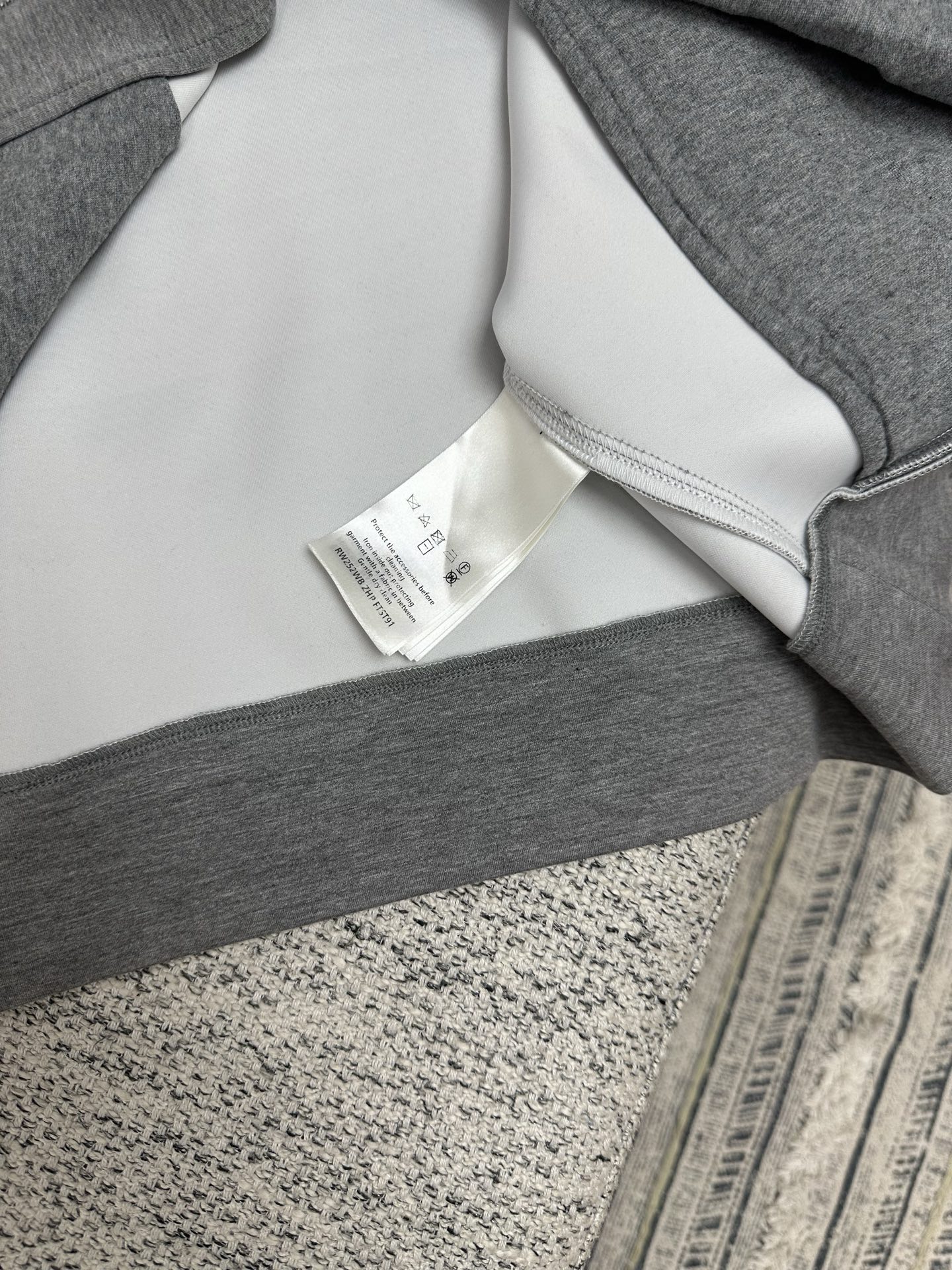 驴家 25ss新款连帽夹克衫邂逅当季秀场的标志性元素，以双面针织裁出舒适短款版型。领口结构恰似 Mono