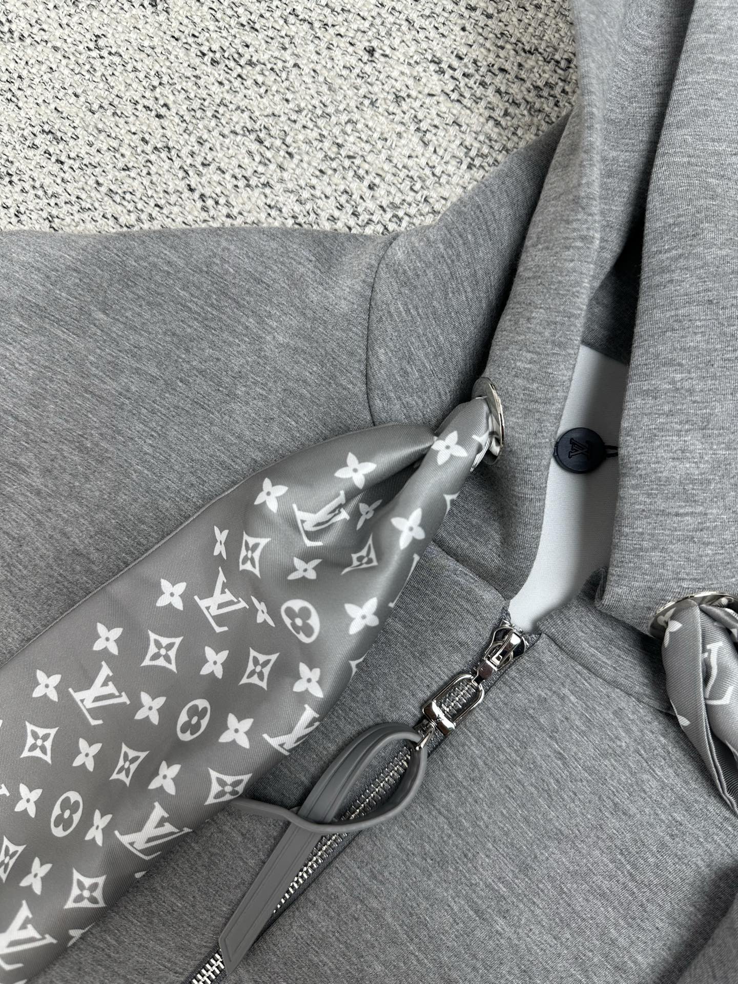 驴家 25ss新款连帽夹克衫邂逅当季秀场的标志性元素，以双面针织裁出舒适短款版型。领口结构恰似 Mono