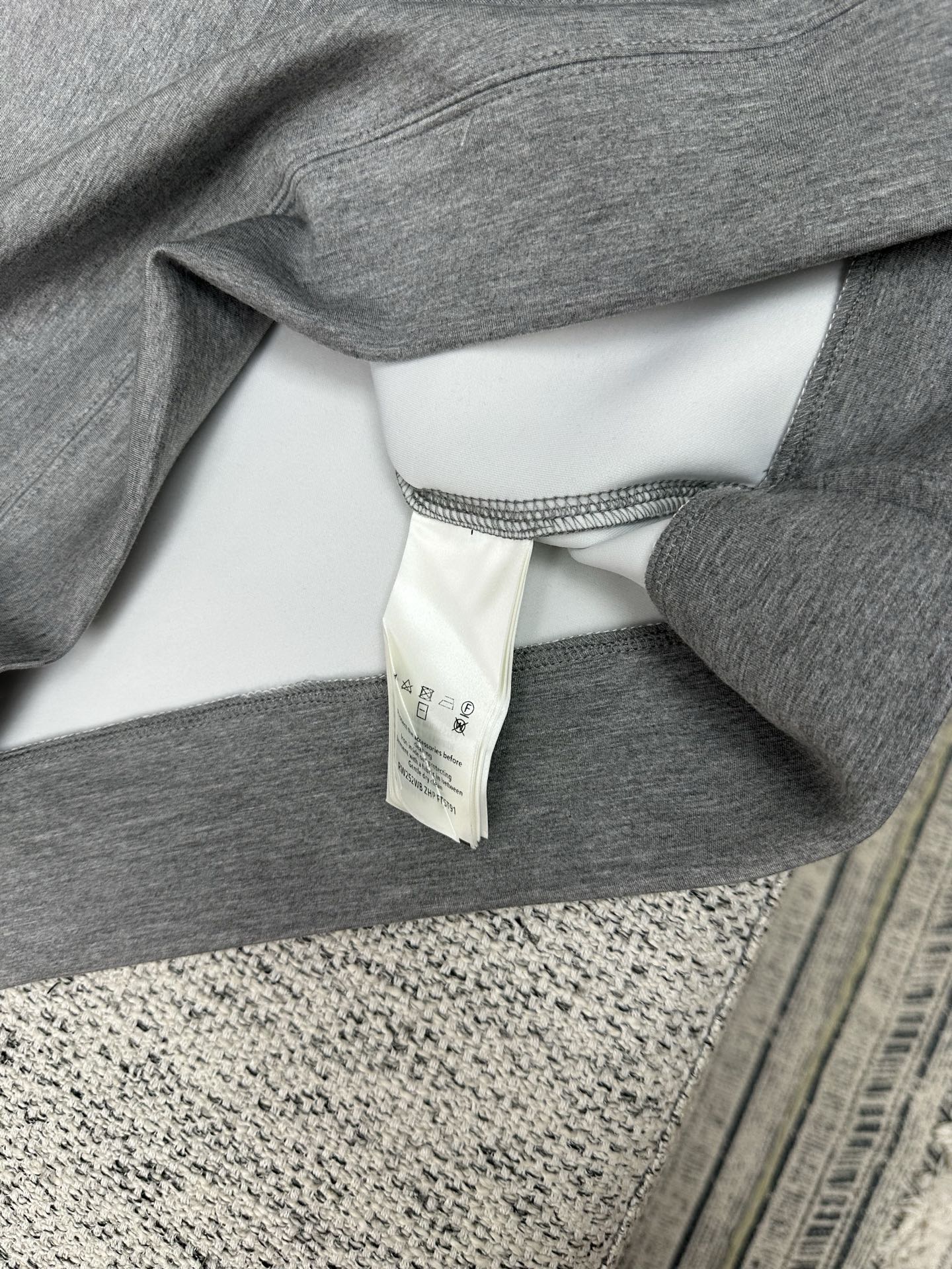 驴家 25ss新款连帽衫邂逅当季秀场的标志性元素，以双面针织裁出舒适短款版型。领口结构恰似 Monogr