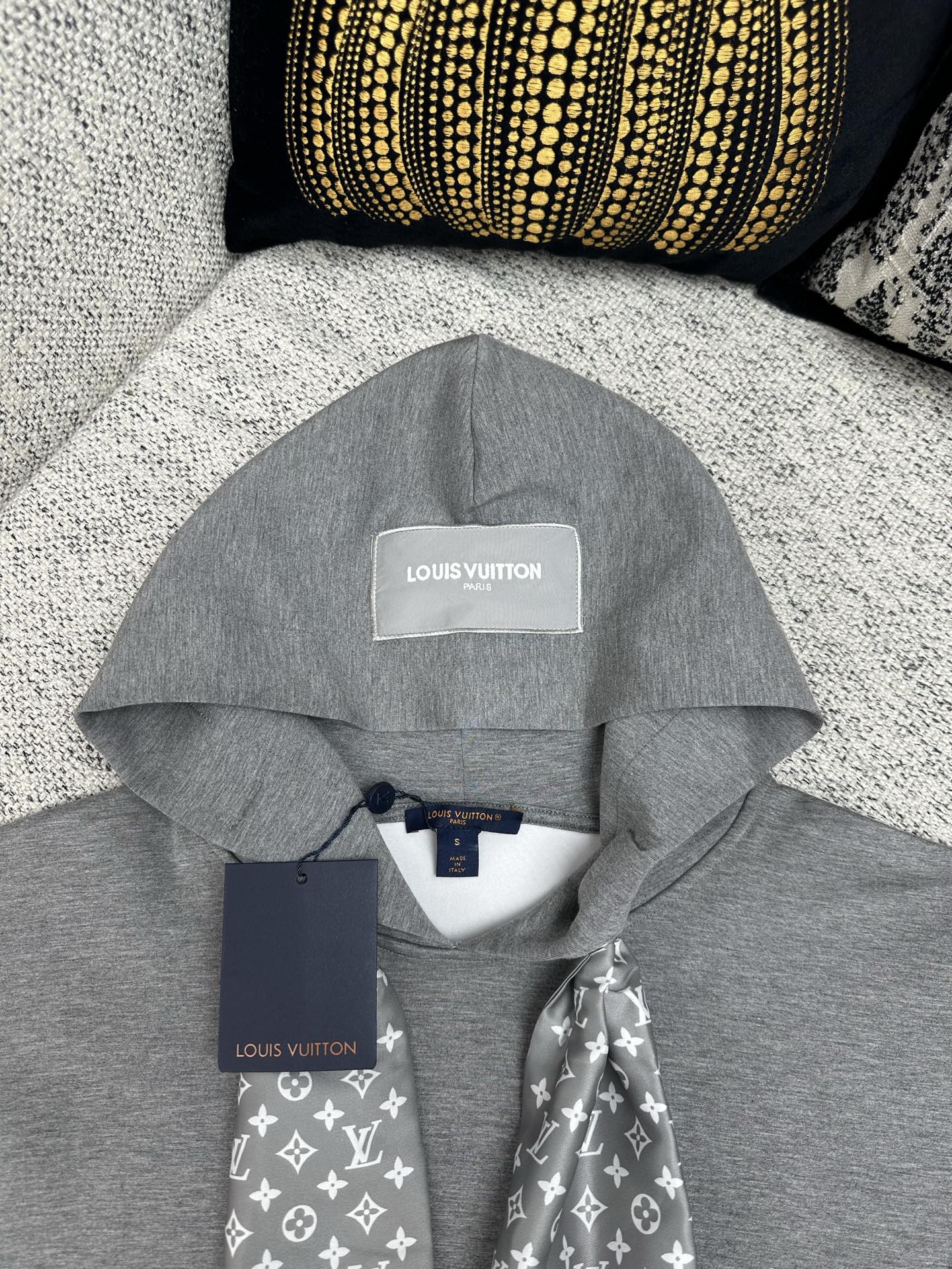 驴家 25ss新款连帽衫邂逅当季秀场的标志性元素，以双面针织裁出舒适短款版型。领口结构恰似 Monogr